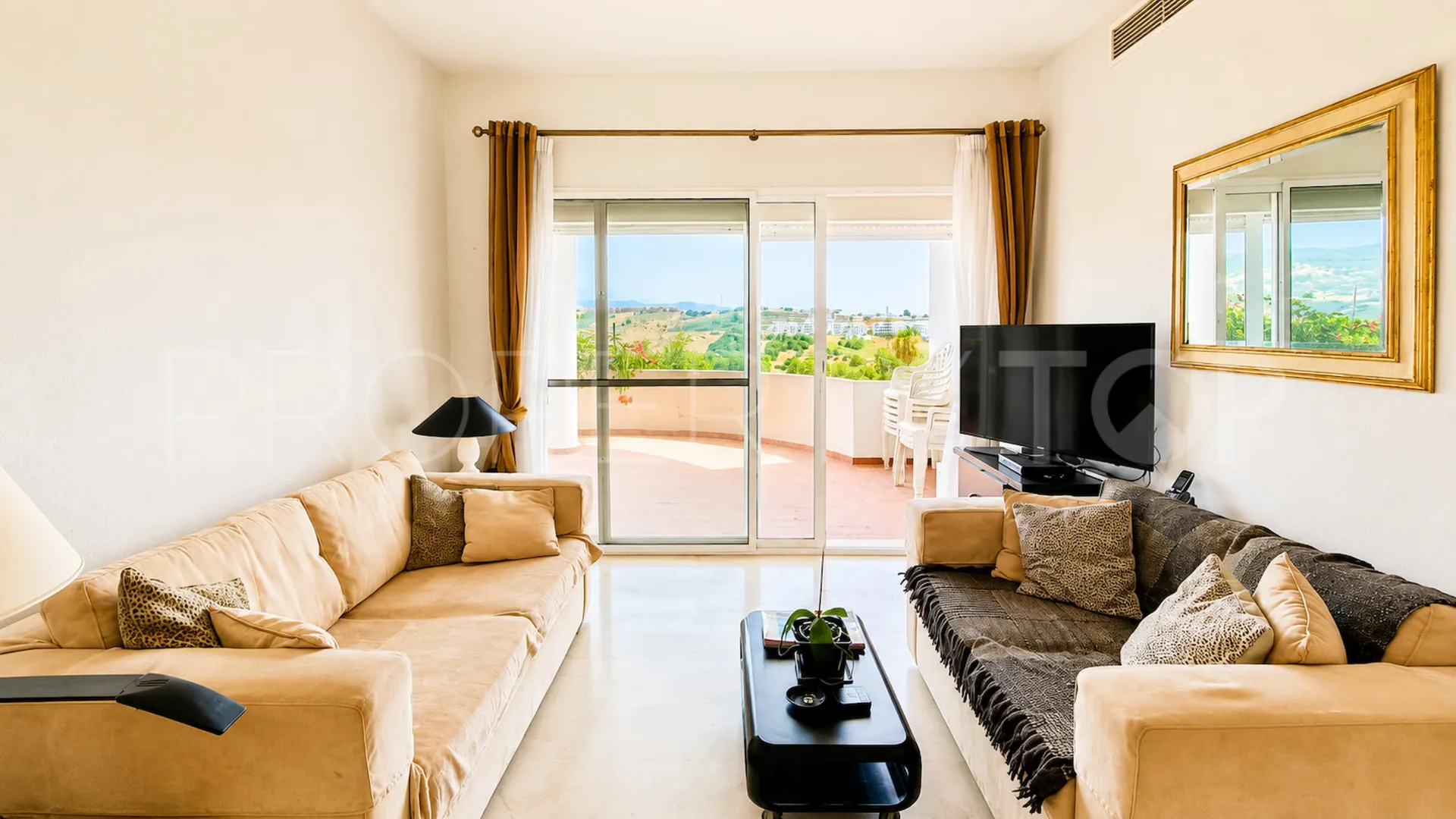 Comprar apartamento planta baja en Estepona Golf con 2 dormitorios
