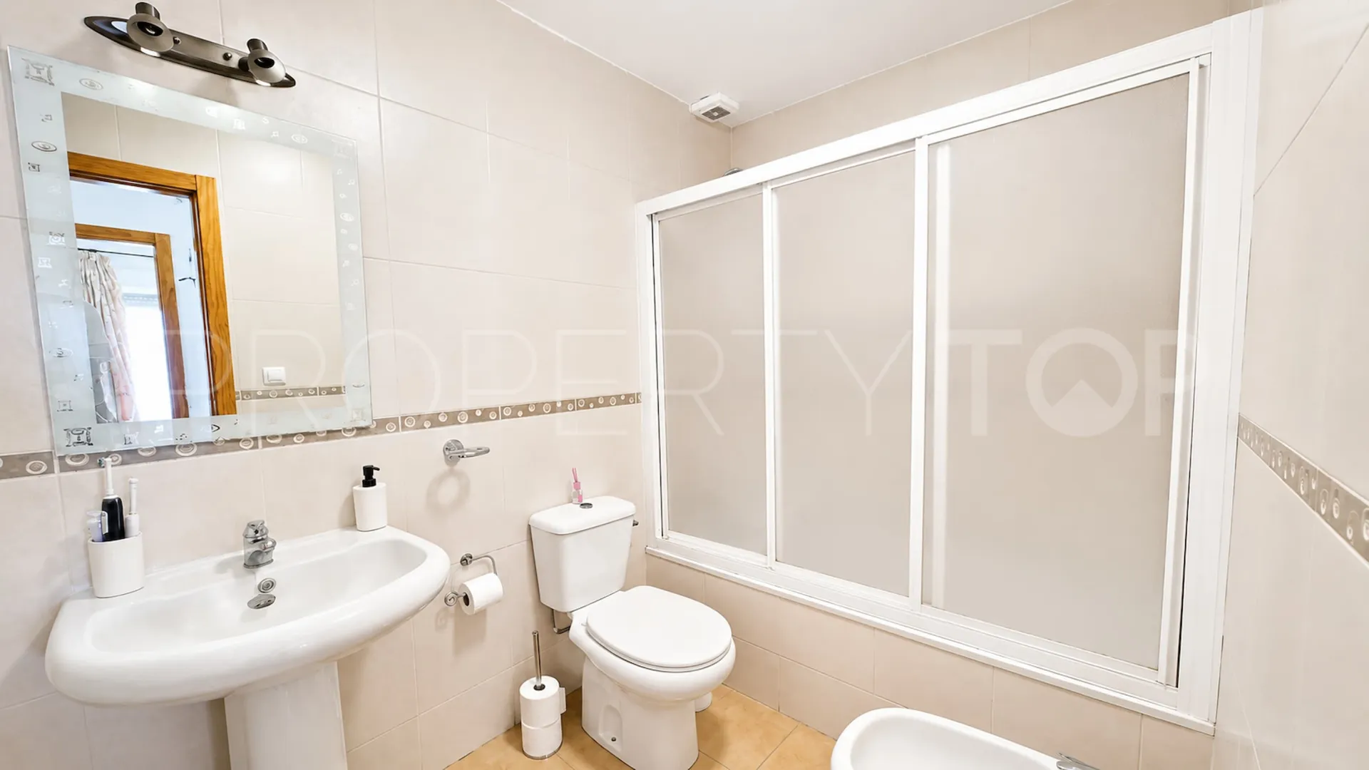 Apartamento en venta con 3 dormitorios en Manilva