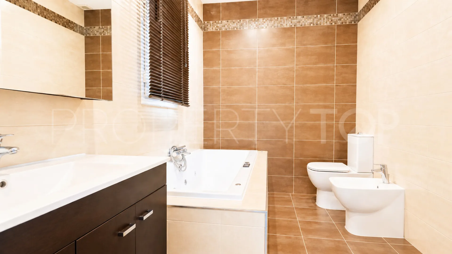For sale villa with 5 bedrooms in La Duquesa