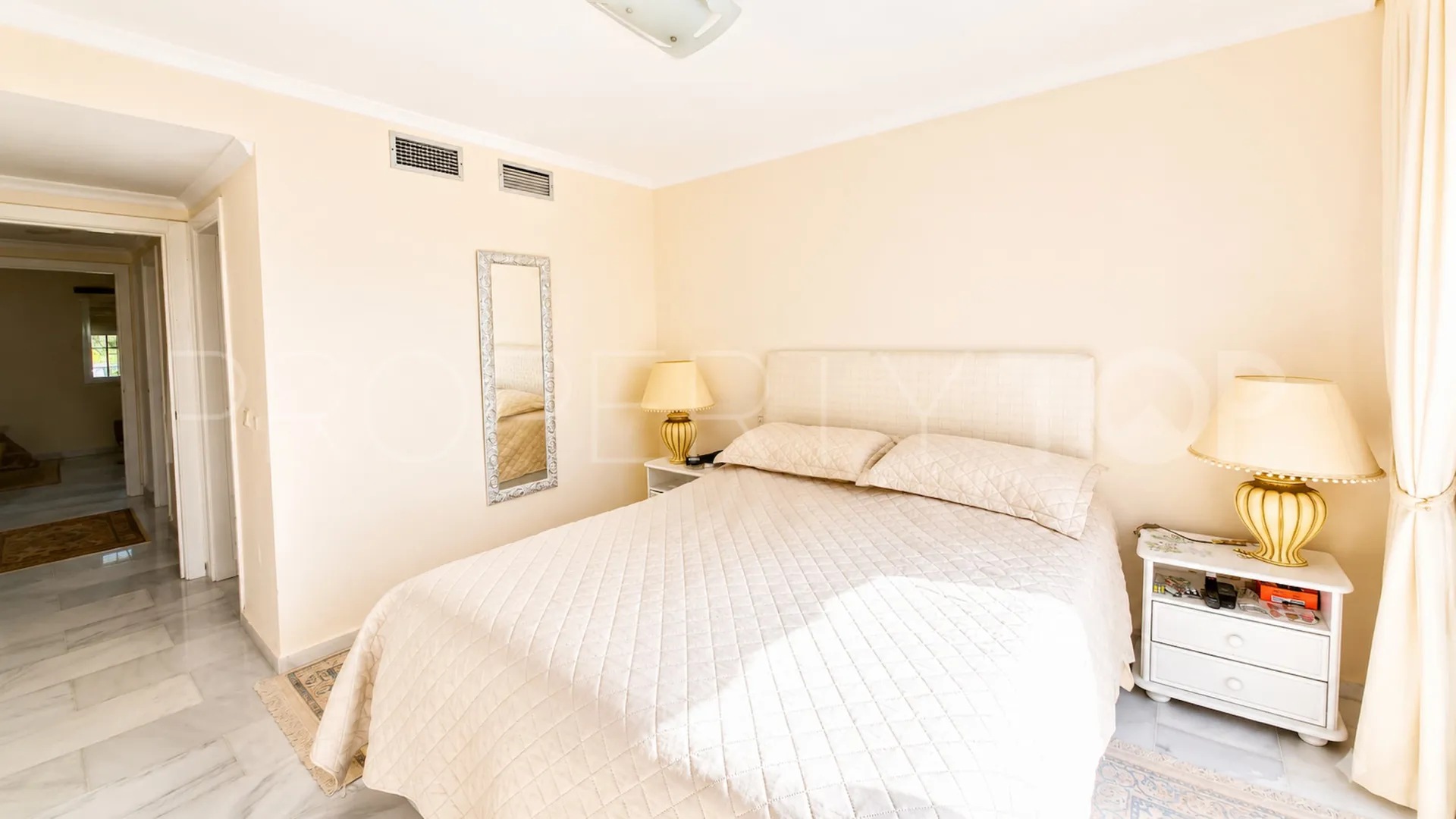 Apartamento con 2 dormitorios a la venta en La Duquesa