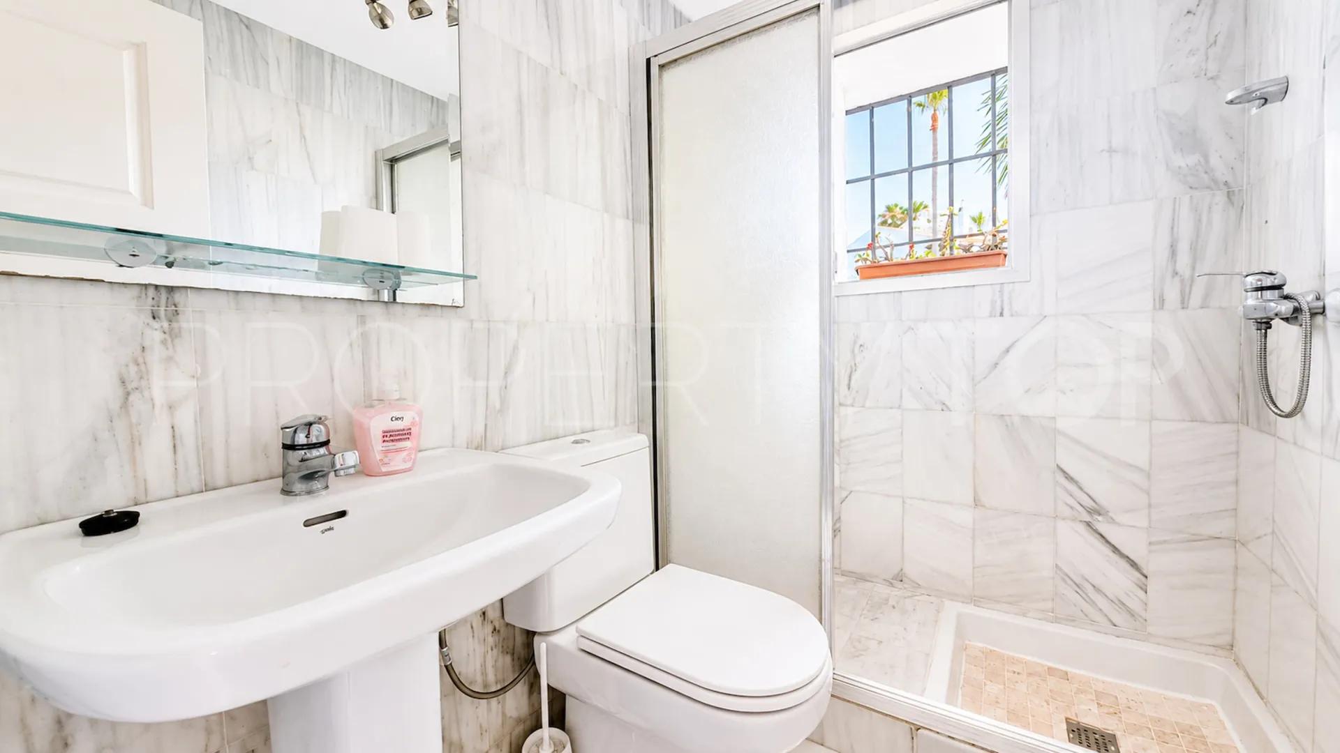 Apartamento con 2 dormitorios a la venta en La Duquesa