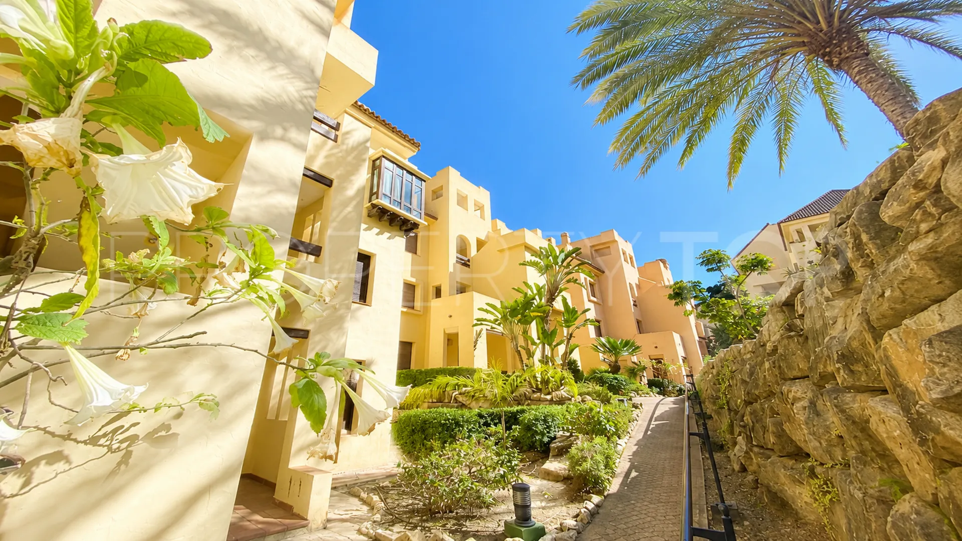 Duquesa Village, apartamento planta baja a la venta