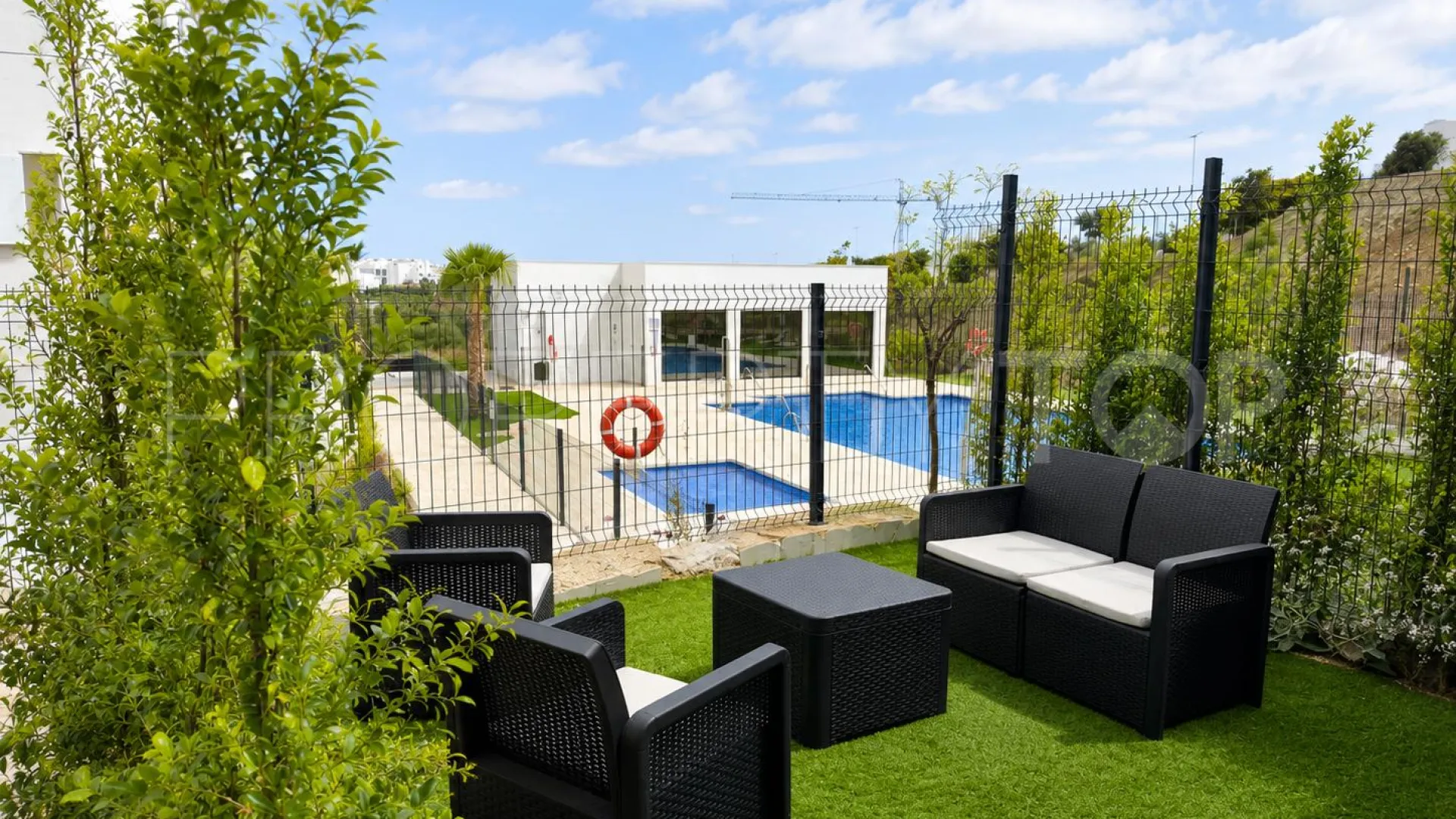 Apartamento planta baja con 3 dormitorios a la venta en Estepona