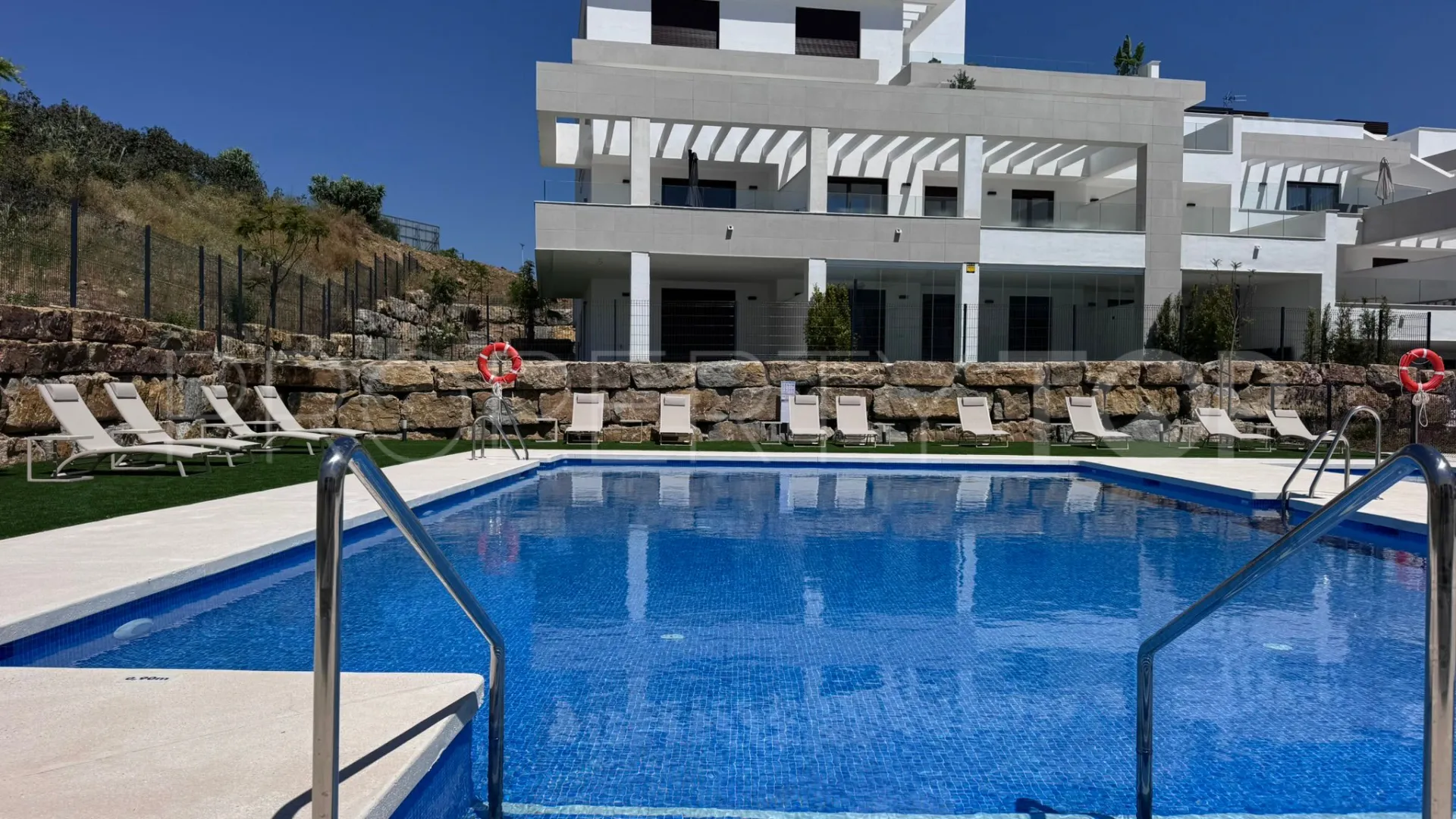 Apartamento planta baja con 3 dormitorios a la venta en Estepona