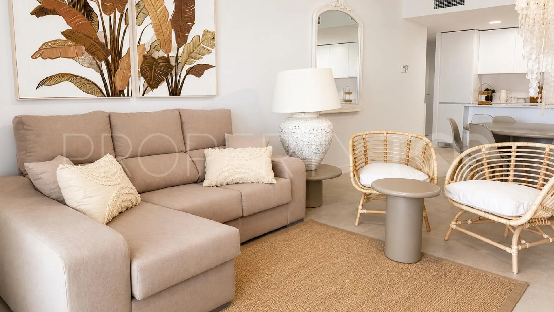 Apartamento planta baja con 3 dormitorios a la venta en Estepona