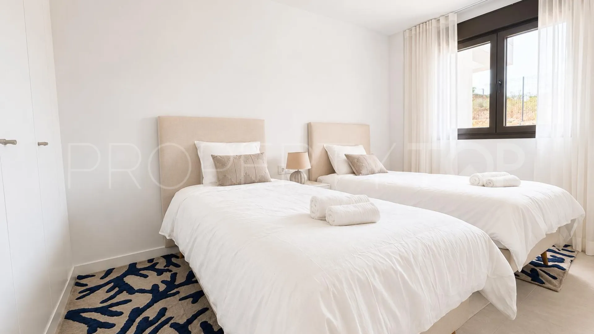 Apartamento planta baja con 3 dormitorios a la venta en Estepona