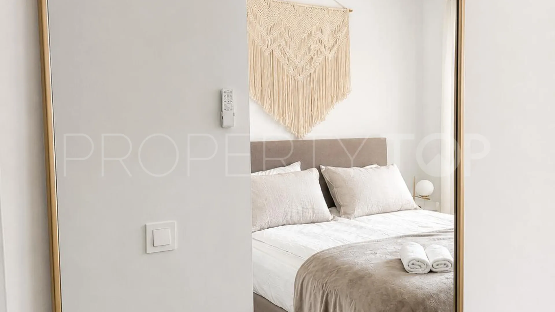 Apartamento planta baja con 3 dormitorios a la venta en Estepona
