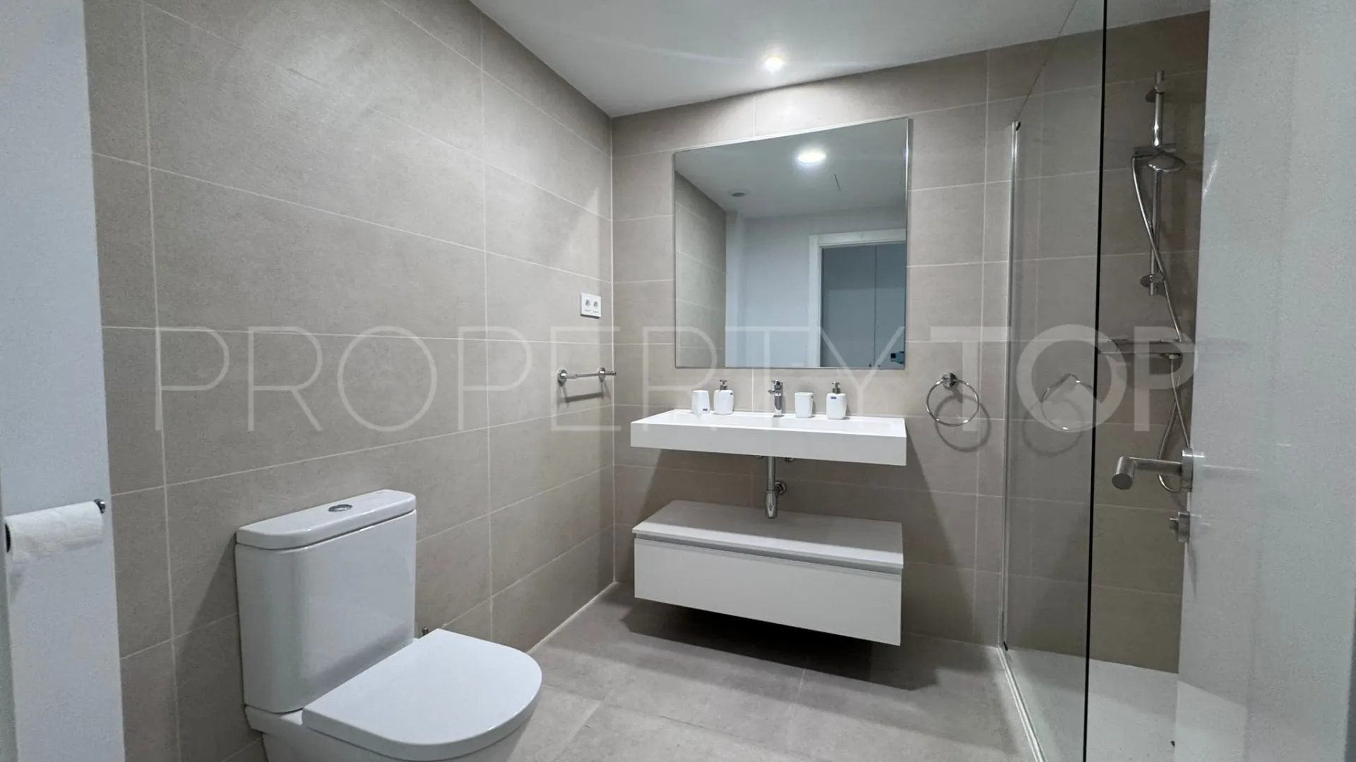 Apartamento planta baja con 3 dormitorios a la venta en Estepona