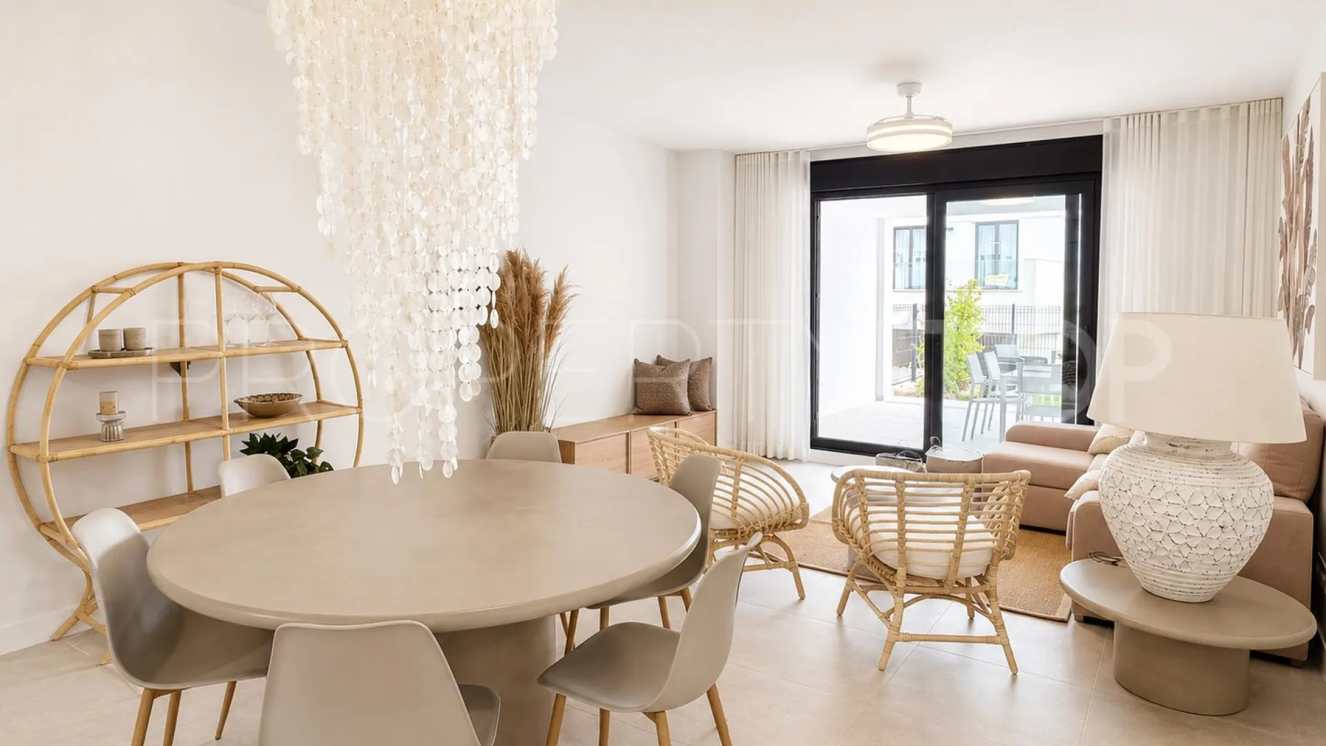 Apartamento planta baja con 3 dormitorios a la venta en Estepona