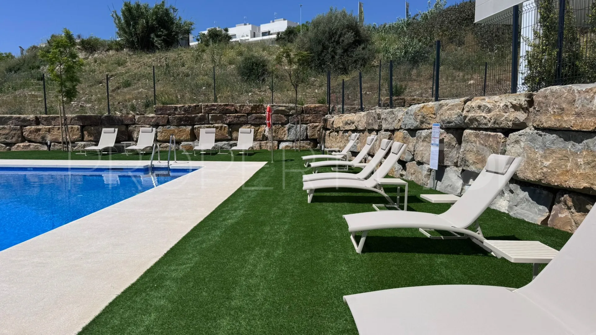 Apartamento planta baja con 3 dormitorios a la venta en Estepona