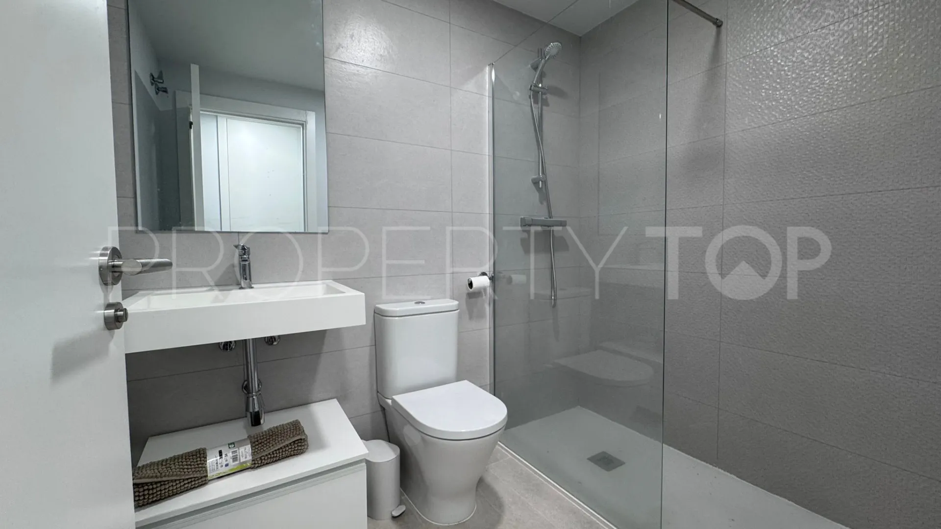 Apartamento planta baja con 3 dormitorios a la venta en Estepona