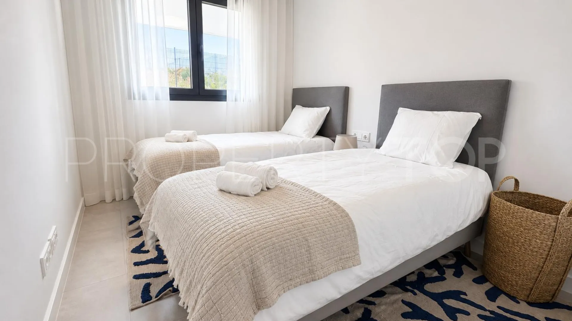 Apartamento planta baja con 3 dormitorios a la venta en Estepona