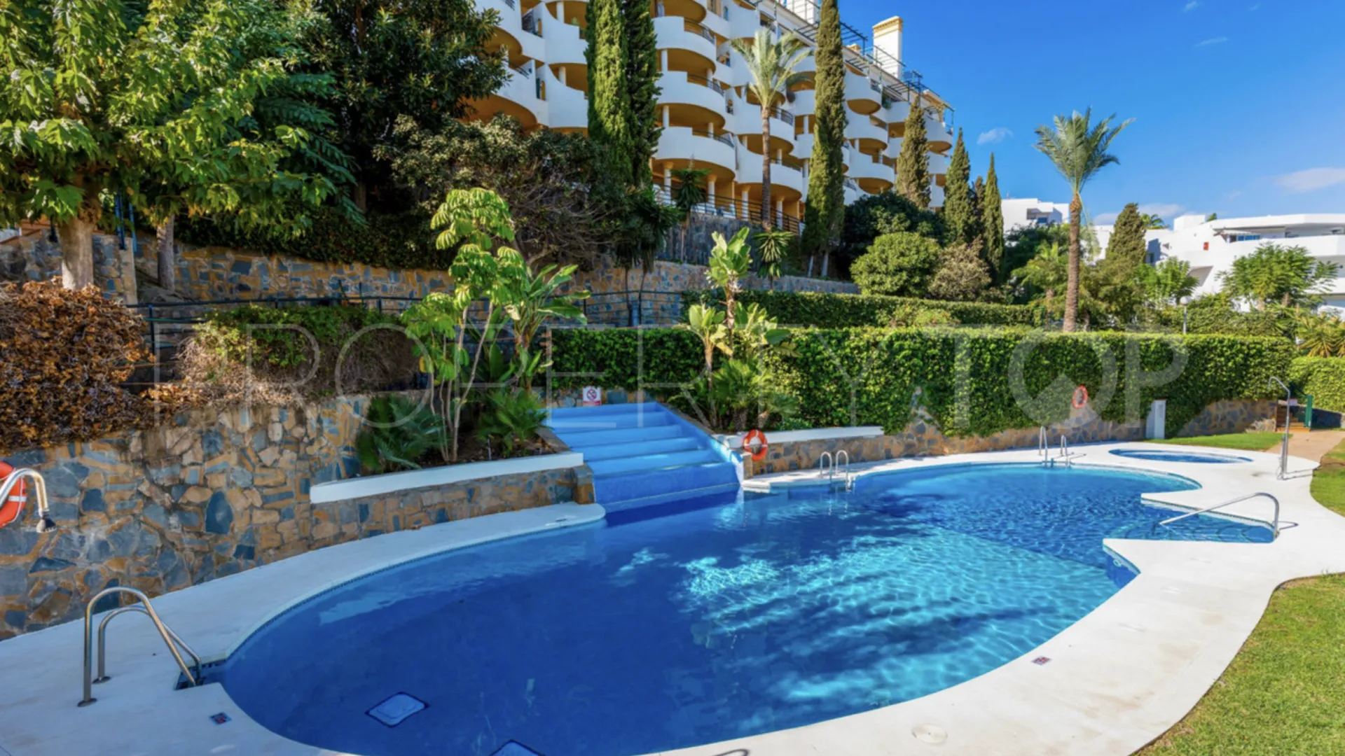 2 bedrooms Nueva Andalucia duplex for sale
