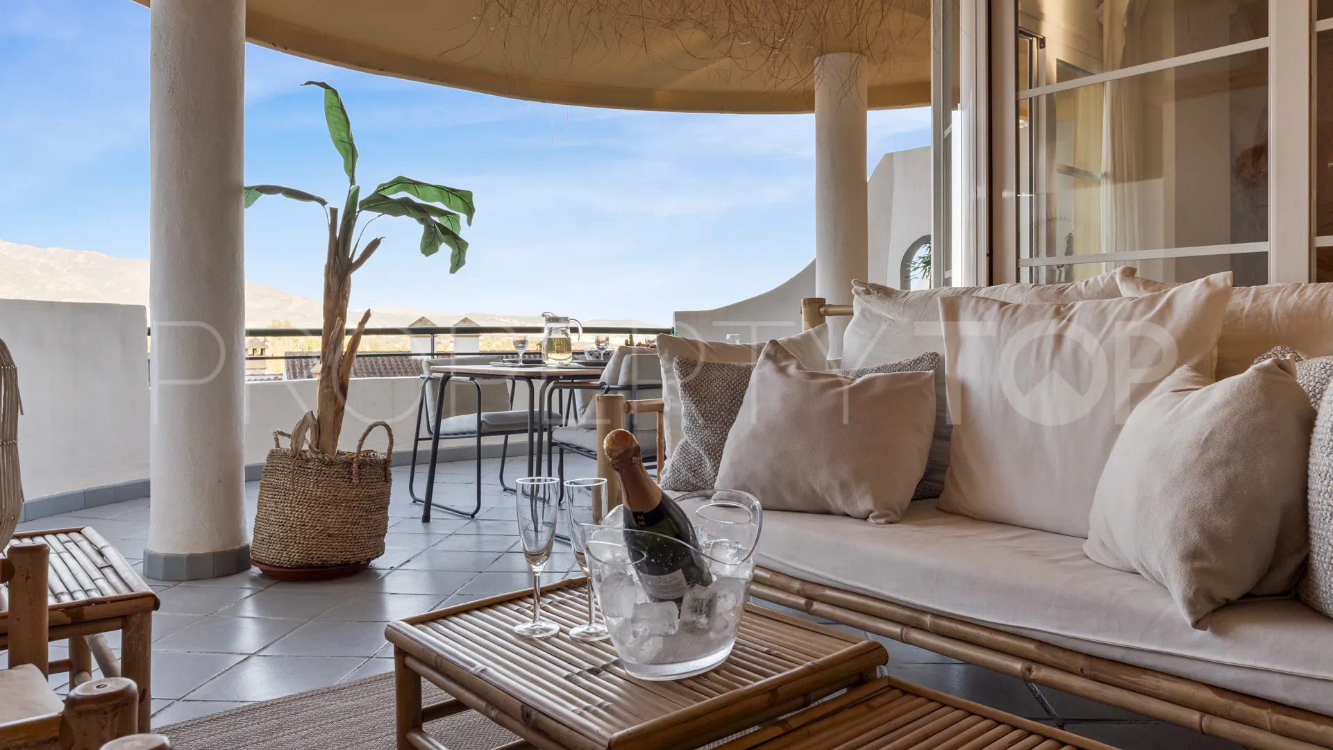 2 bedrooms Nueva Andalucia duplex for sale