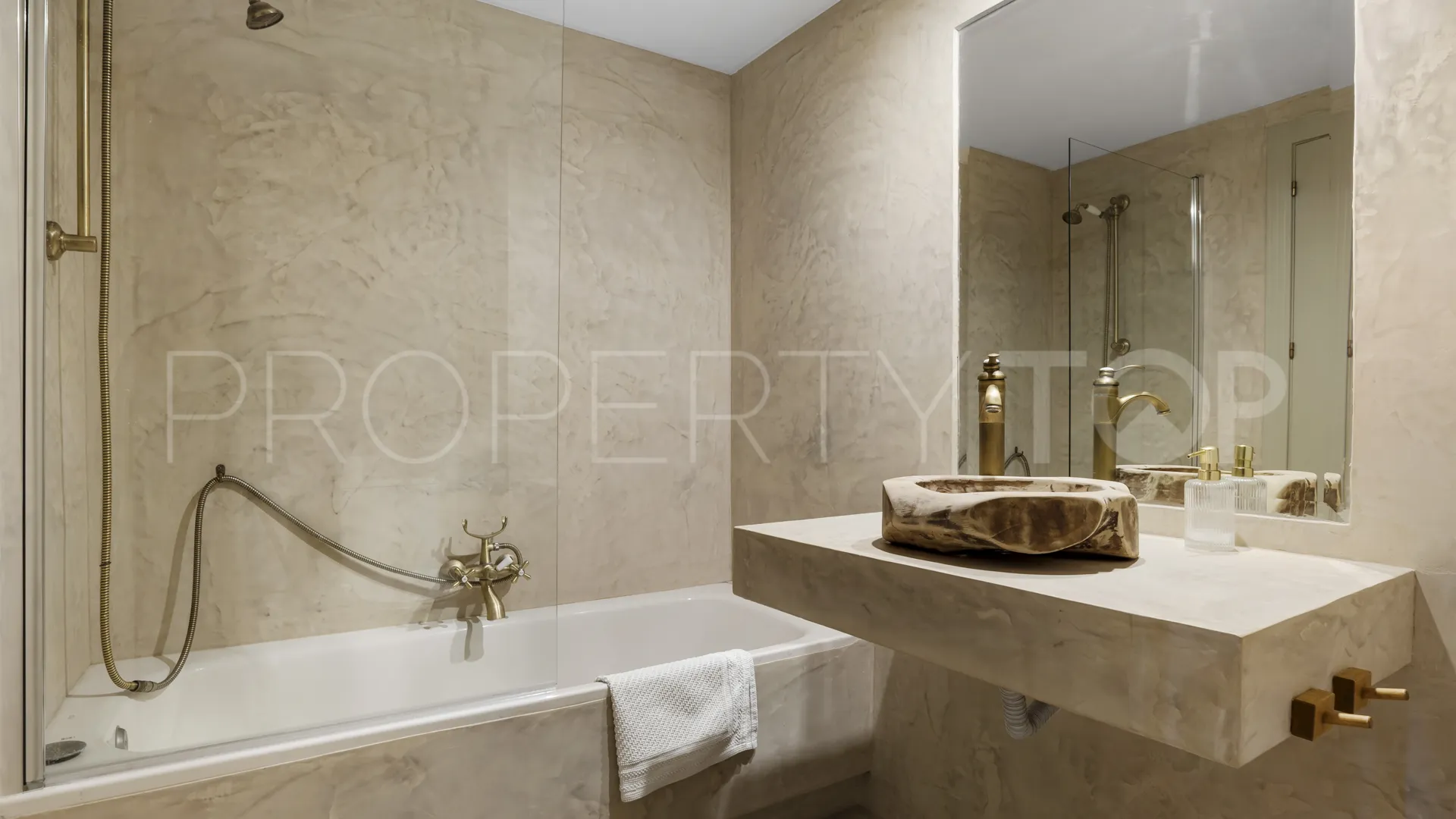 2 bedrooms Nueva Andalucia duplex for sale