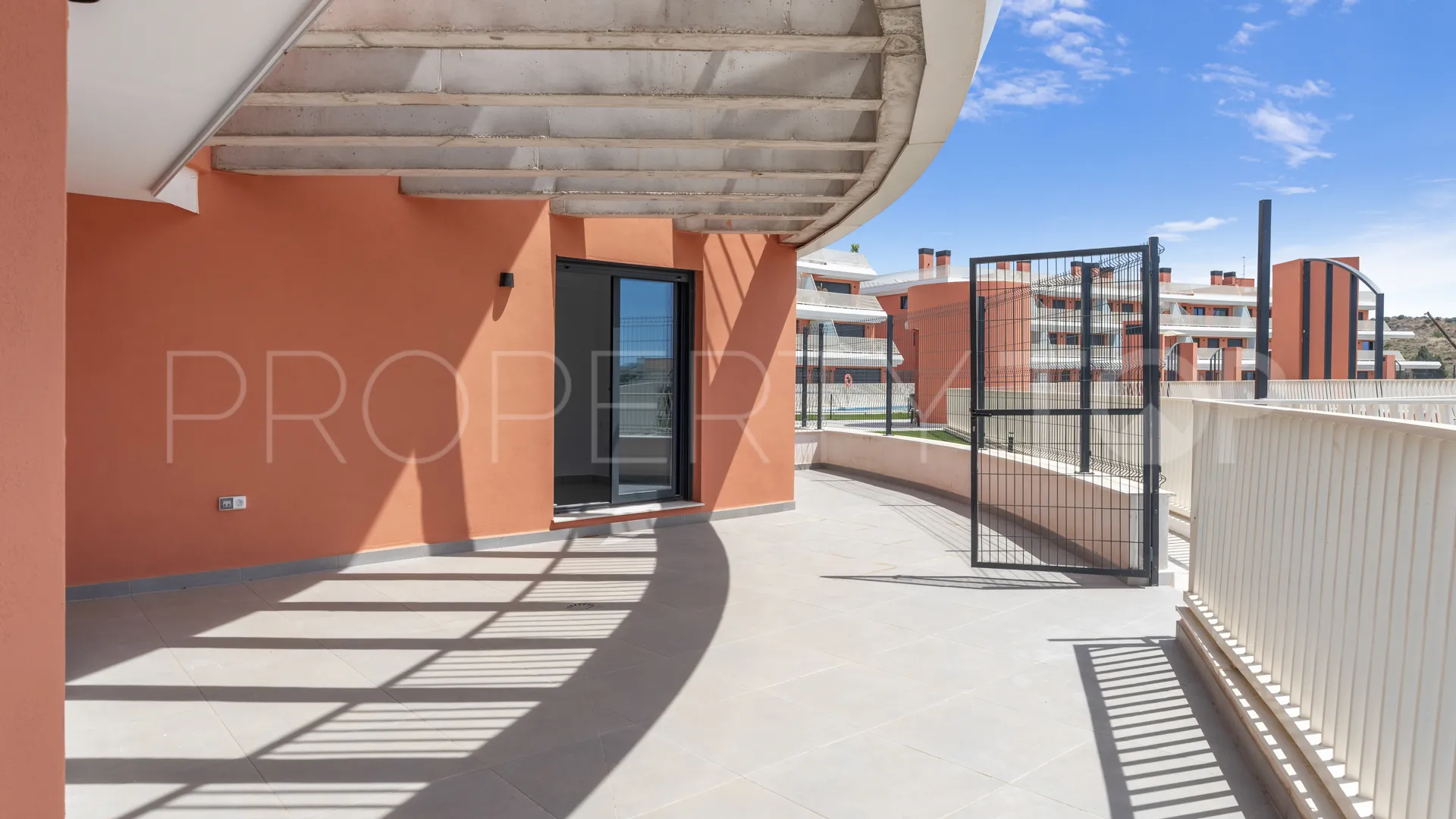 Apartamento planta baja de 2 dormitorios en venta en Mijas
