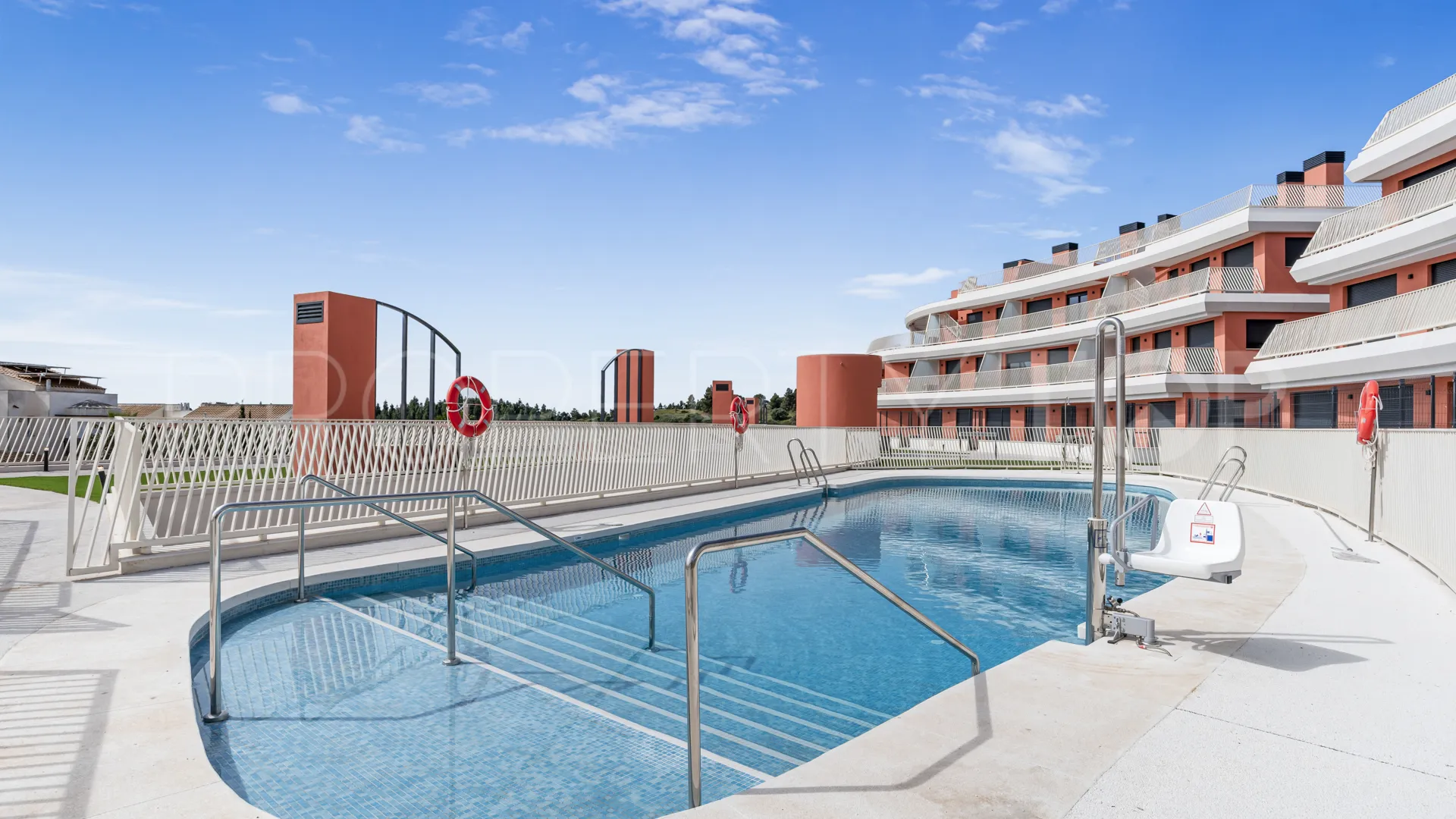 Apartamento planta baja de 2 dormitorios en venta en Mijas