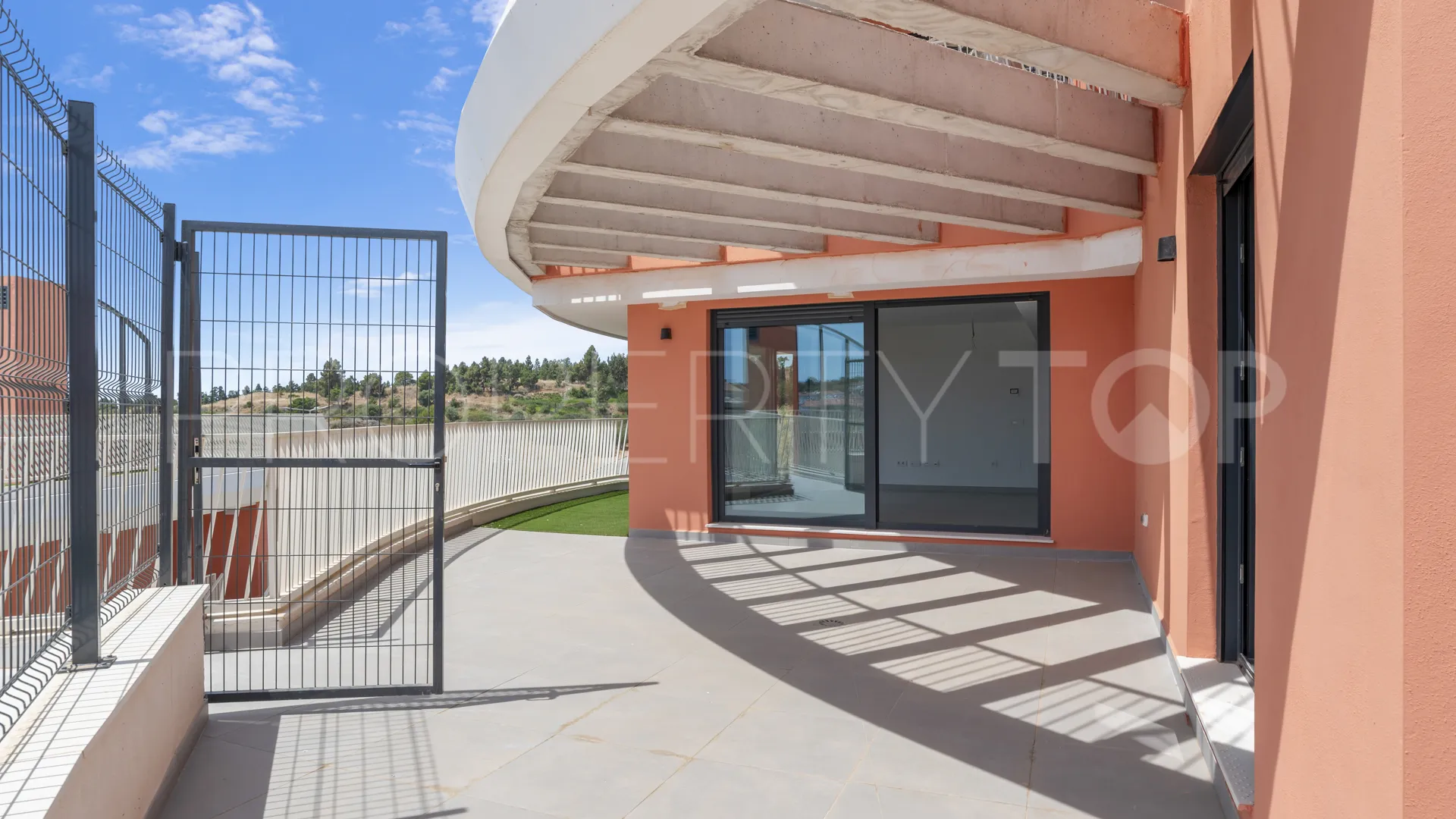 Apartamento planta baja de 2 dormitorios en venta en Mijas