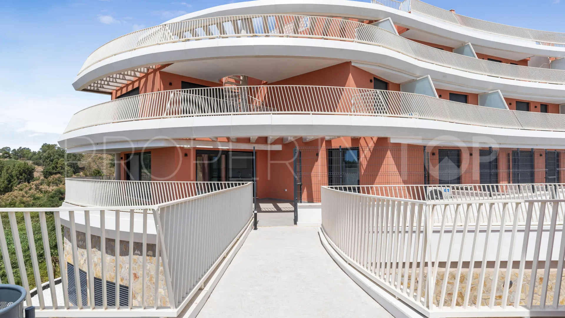 Apartamento planta baja de 2 dormitorios en venta en Mijas