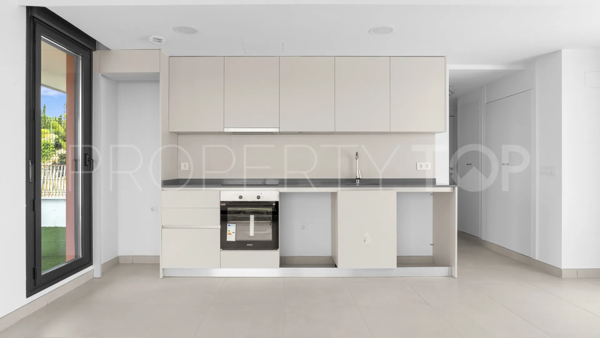 Apartamento planta baja de 2 dormitorios en venta en Mijas