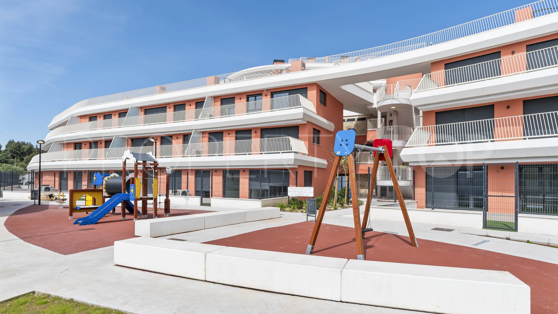 Apartamento planta baja de 2 dormitorios en venta en Mijas