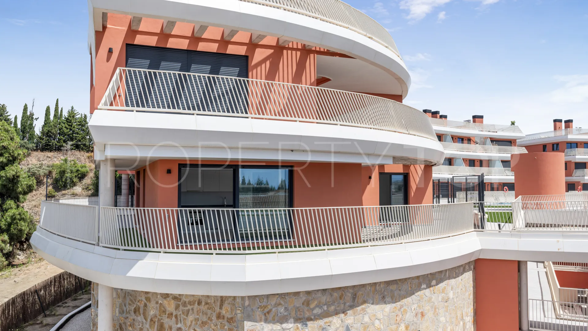 Apartamento planta baja de 2 dormitorios en venta en Mijas