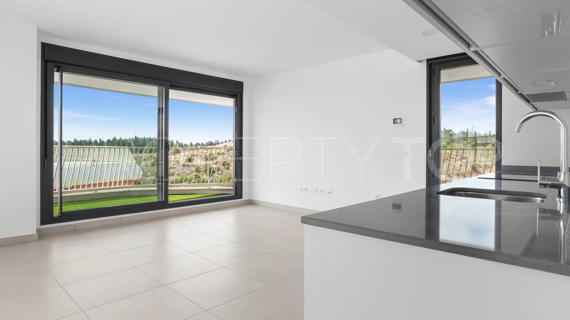 Apartamento planta baja de 2 dormitorios en venta en Mijas