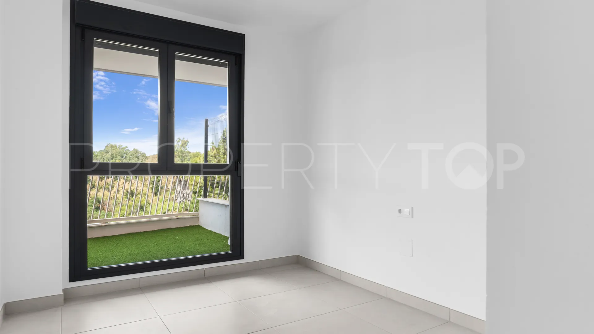 Apartamento planta baja de 2 dormitorios en venta en Mijas