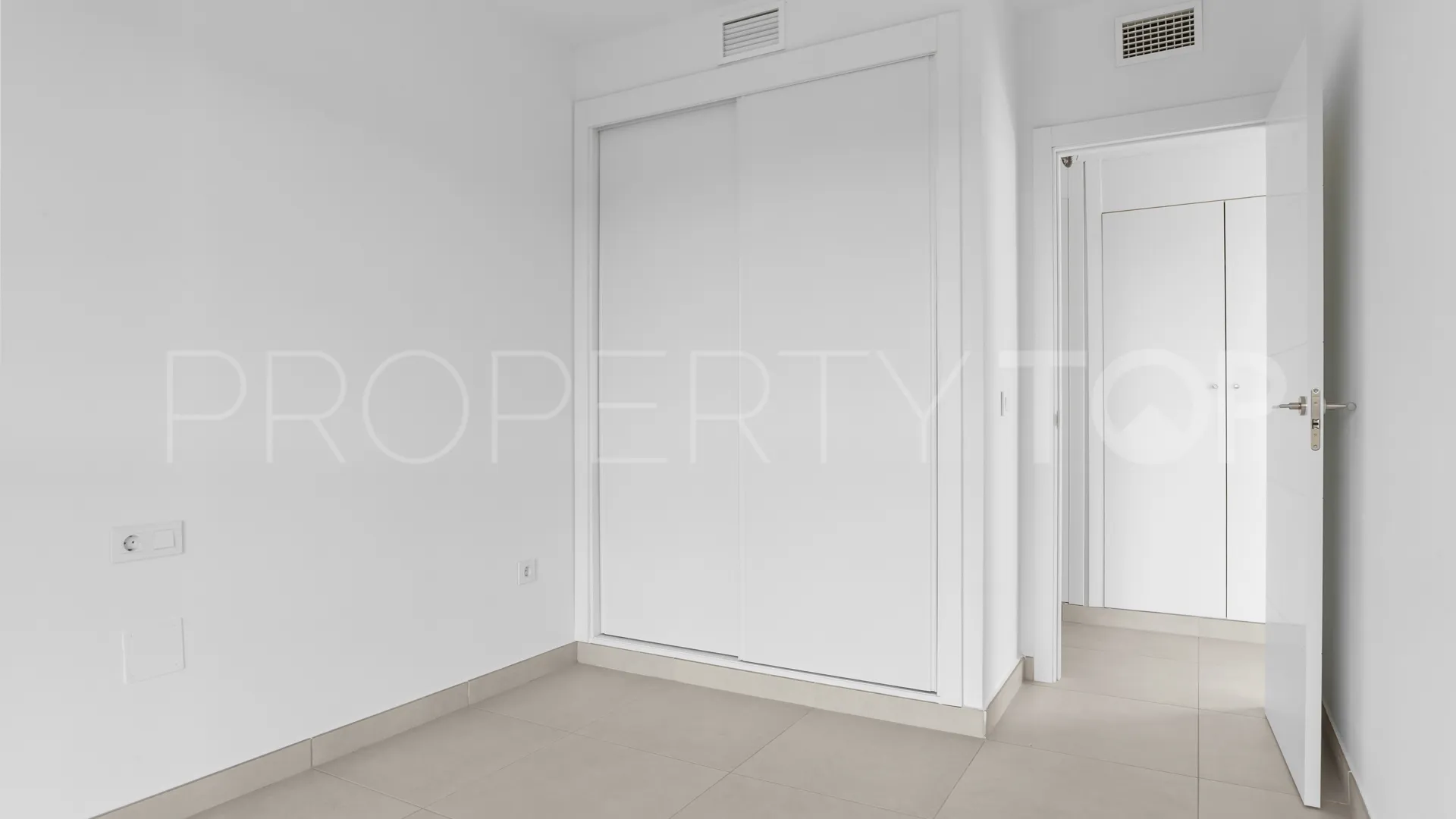 Apartamento planta baja de 2 dormitorios en venta en Mijas