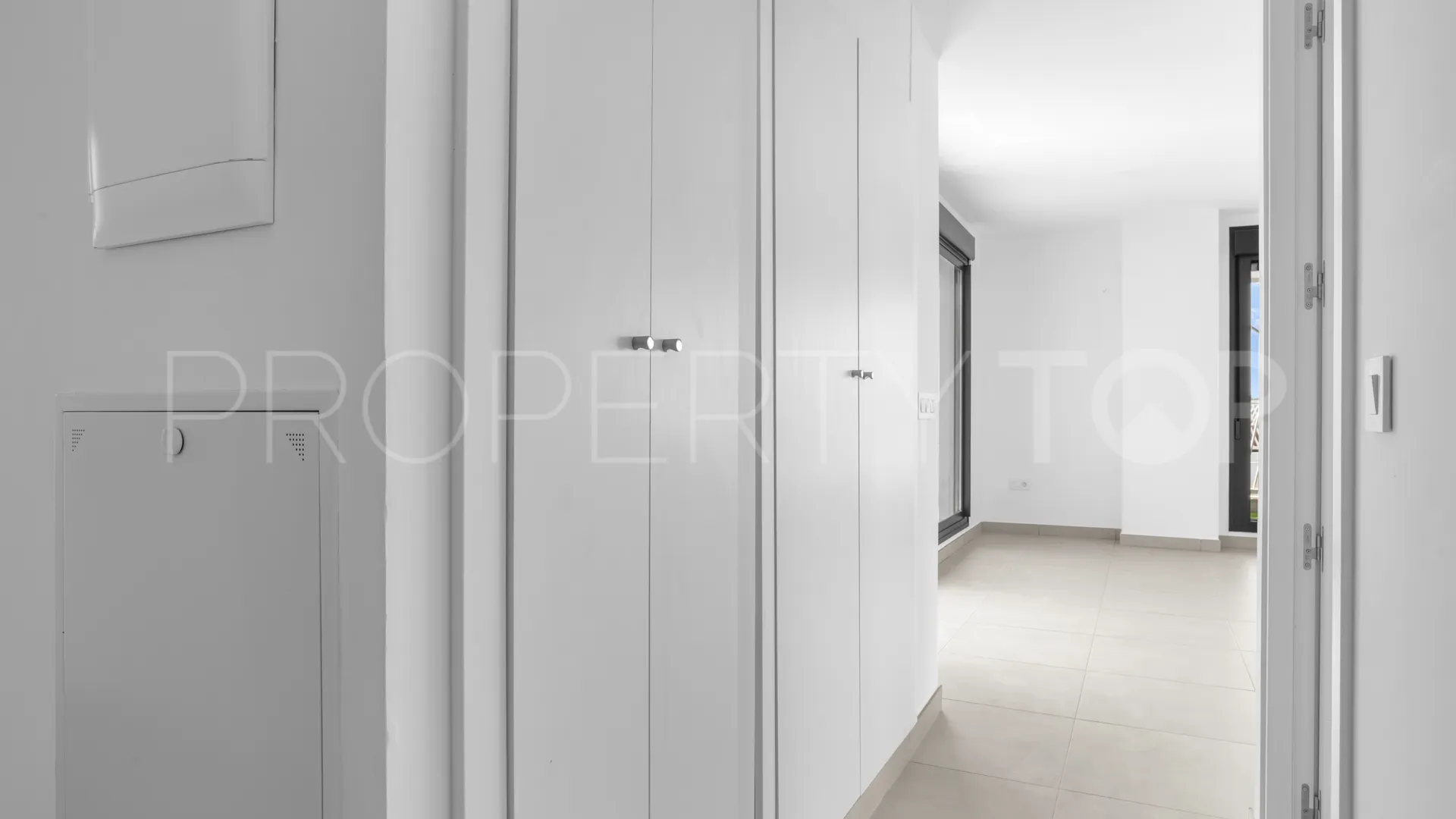 Apartamento planta baja de 2 dormitorios en venta en Mijas