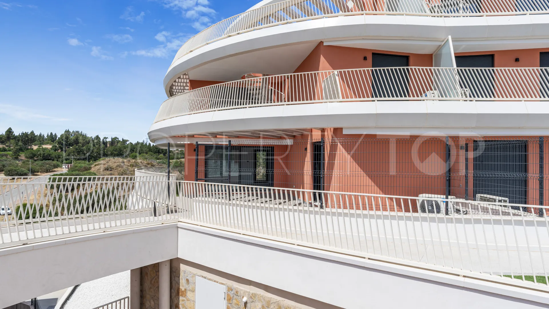 Apartamento planta baja de 2 dormitorios en venta en Mijas