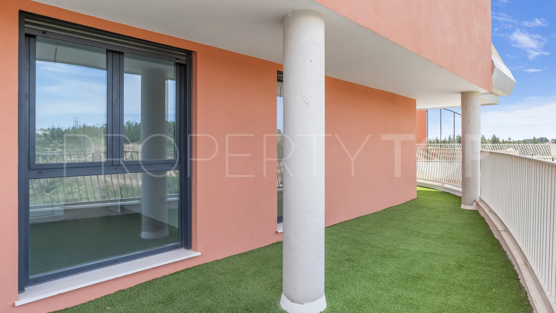 Apartamento planta baja de 2 dormitorios en venta en Mijas