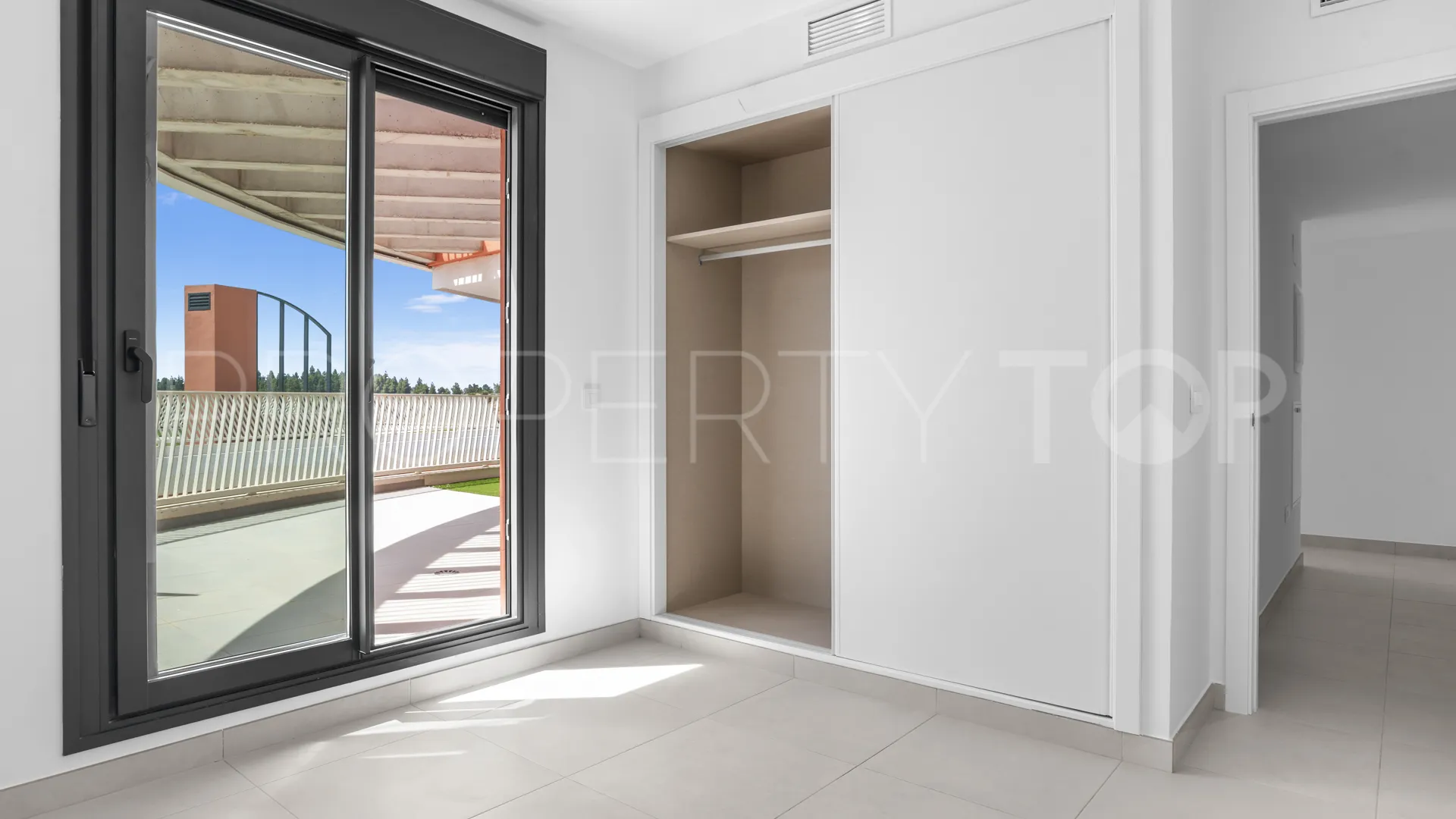 Apartamento planta baja de 2 dormitorios en venta en Mijas
