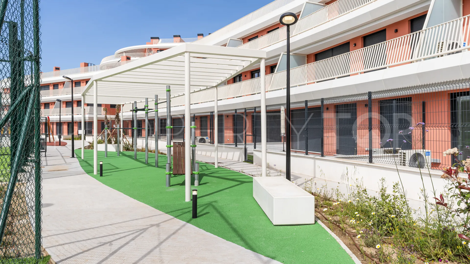 Apartamento planta baja de 2 dormitorios en venta en Mijas