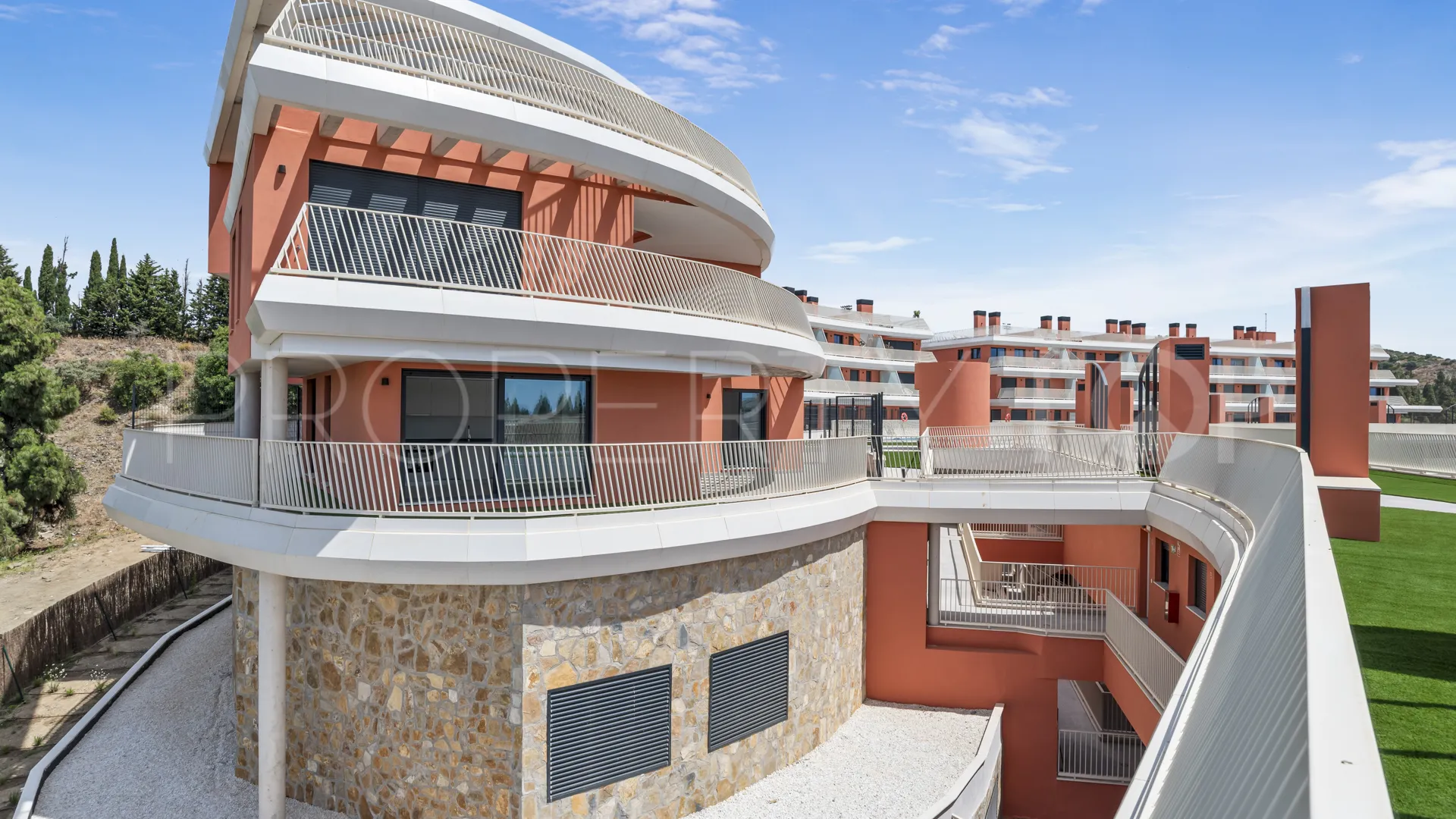 Apartamento planta baja de 2 dormitorios en venta en Mijas