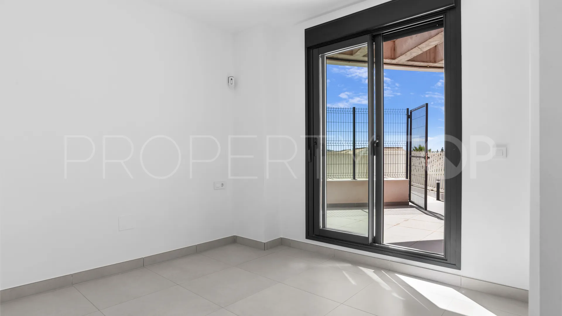 Apartamento planta baja de 2 dormitorios en venta en Mijas