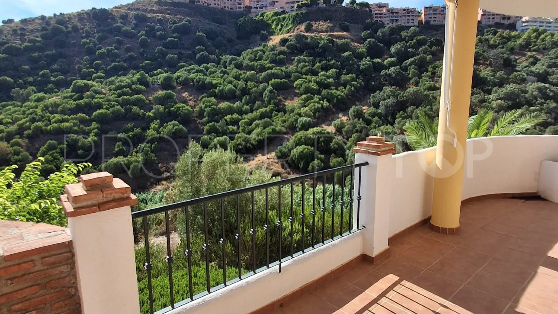 Apartment in Altos de Calahonda for sale