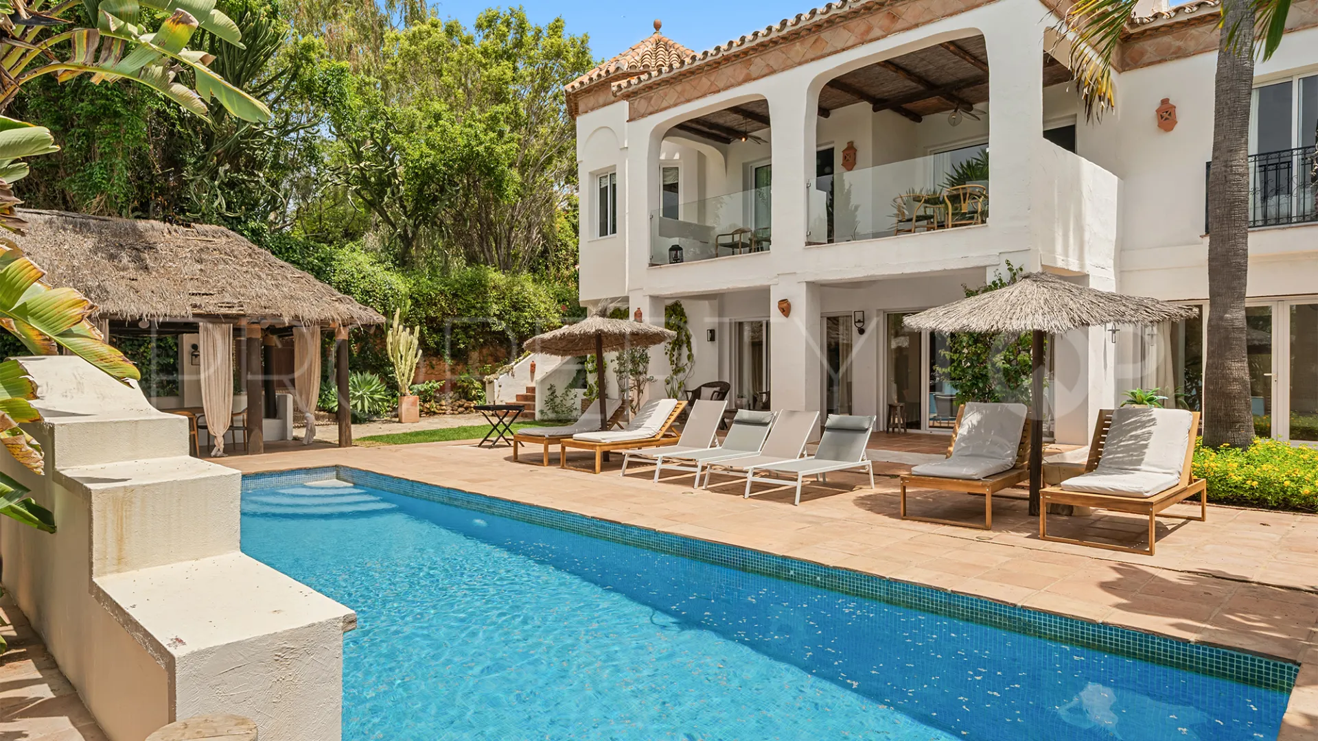 Villa de 8 dormitorios en venta en El Rosario
