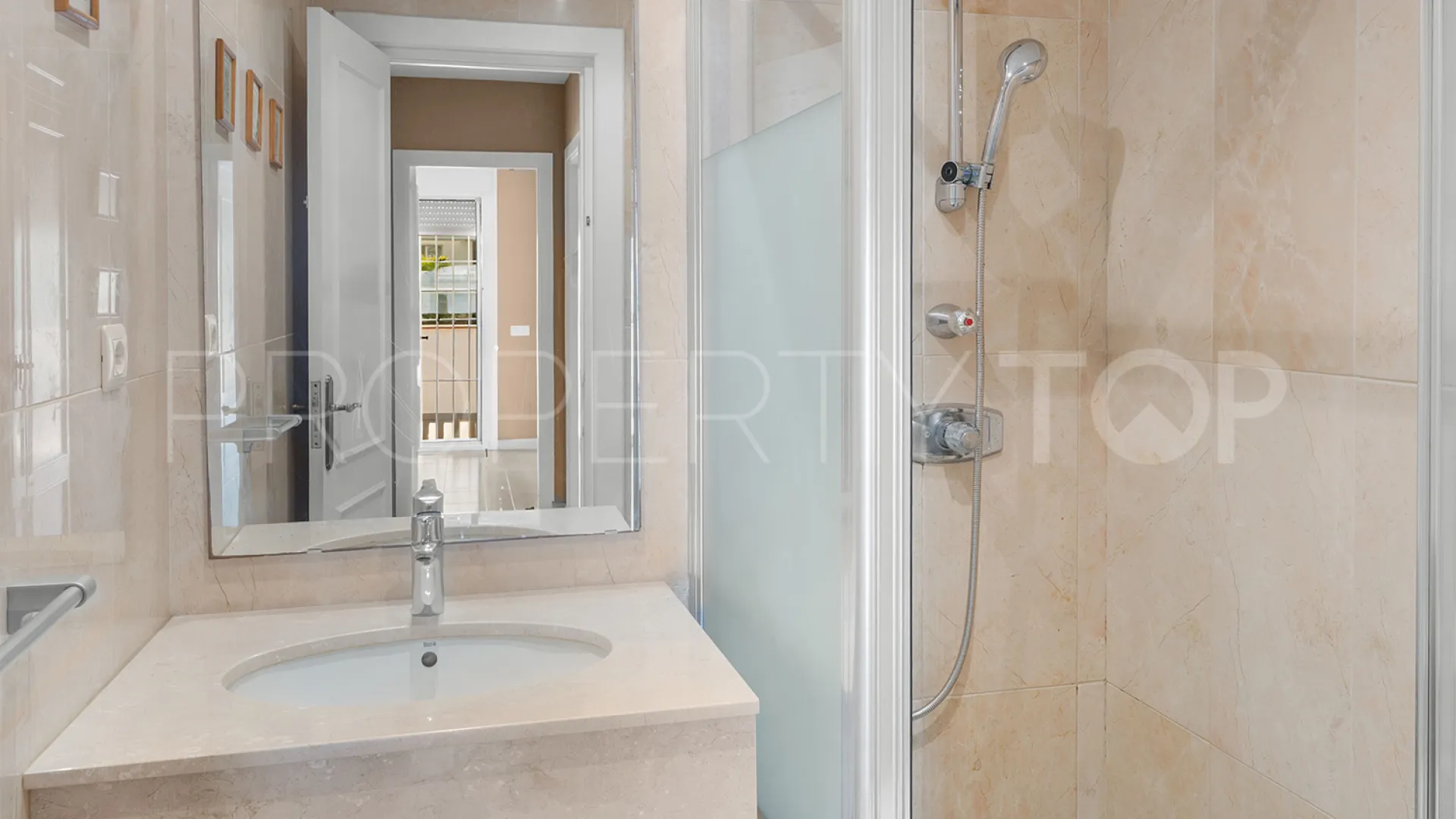 Apartamento planta baja en venta con 3 dormitorios en Nueva Andalucia