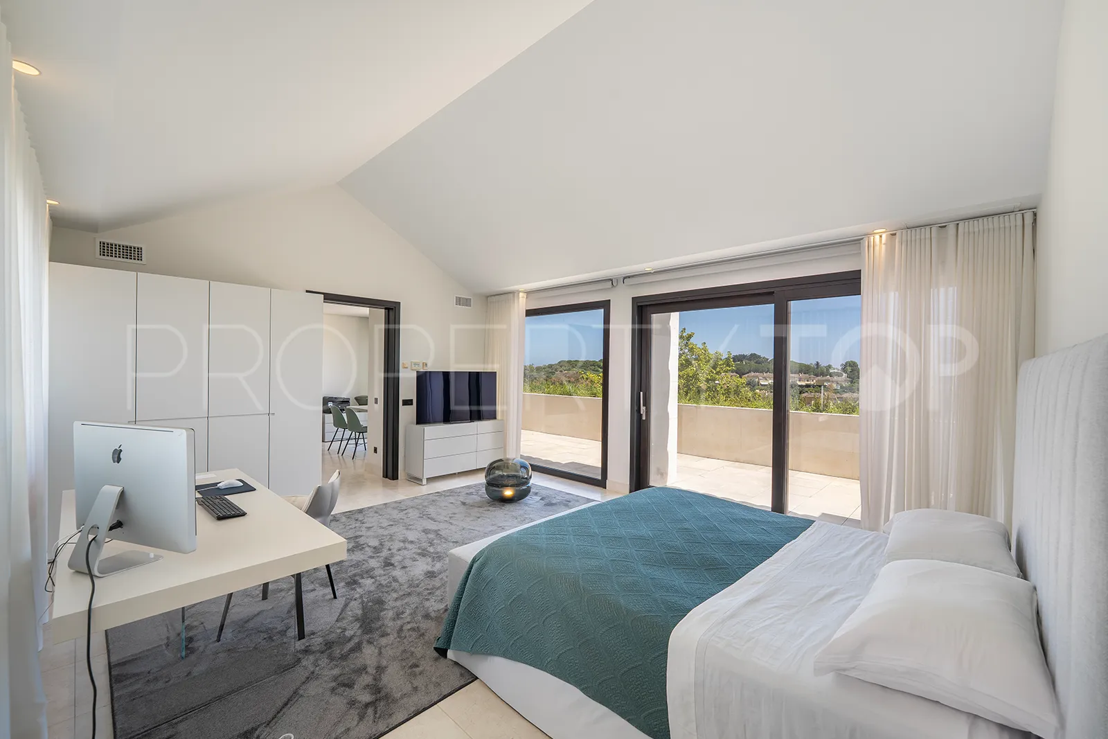 For sale duplex penthouse in Hacienda de Valderrama with 4 bedrooms