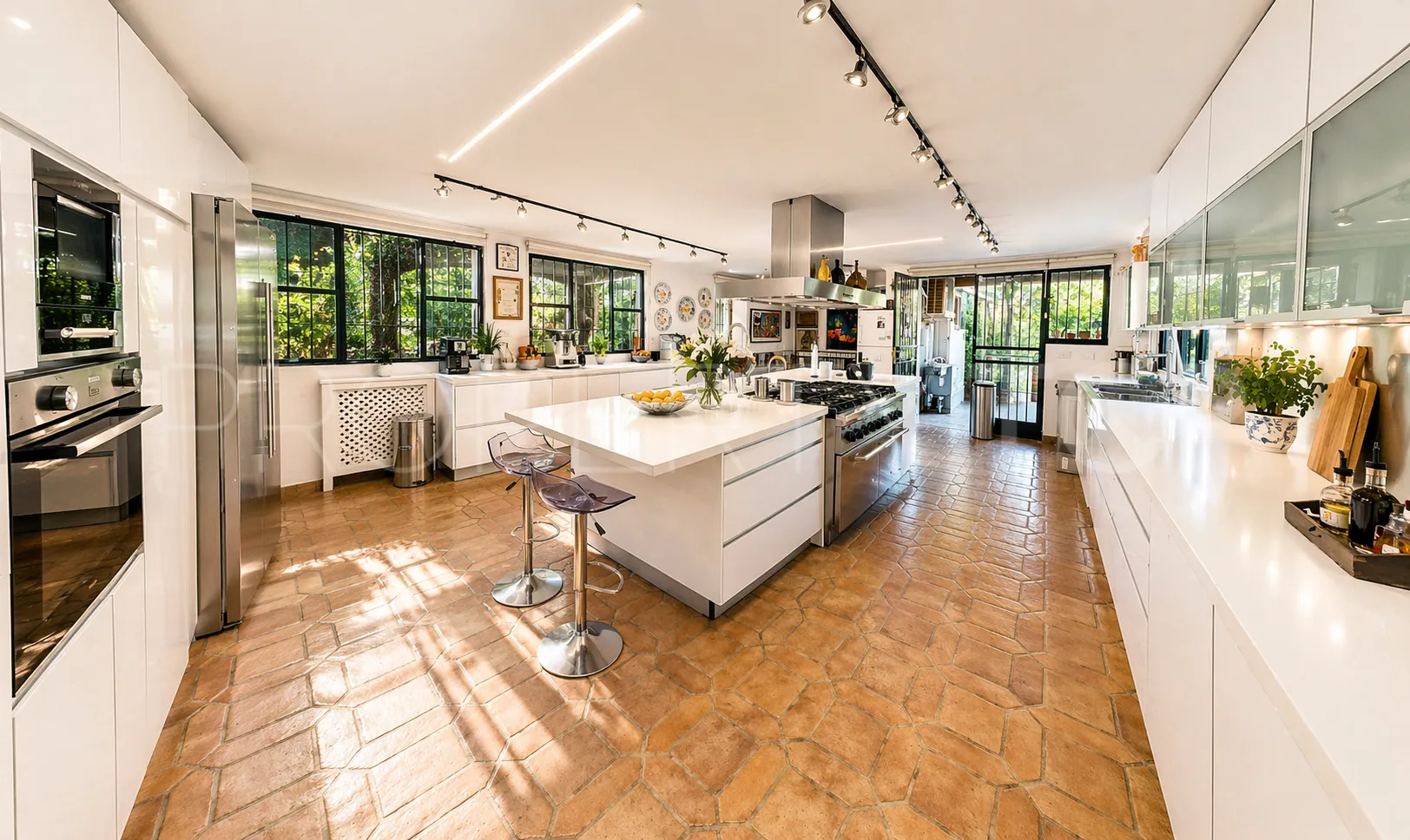 Villa en venta con 5 dormitorios en Guadalmina Baja