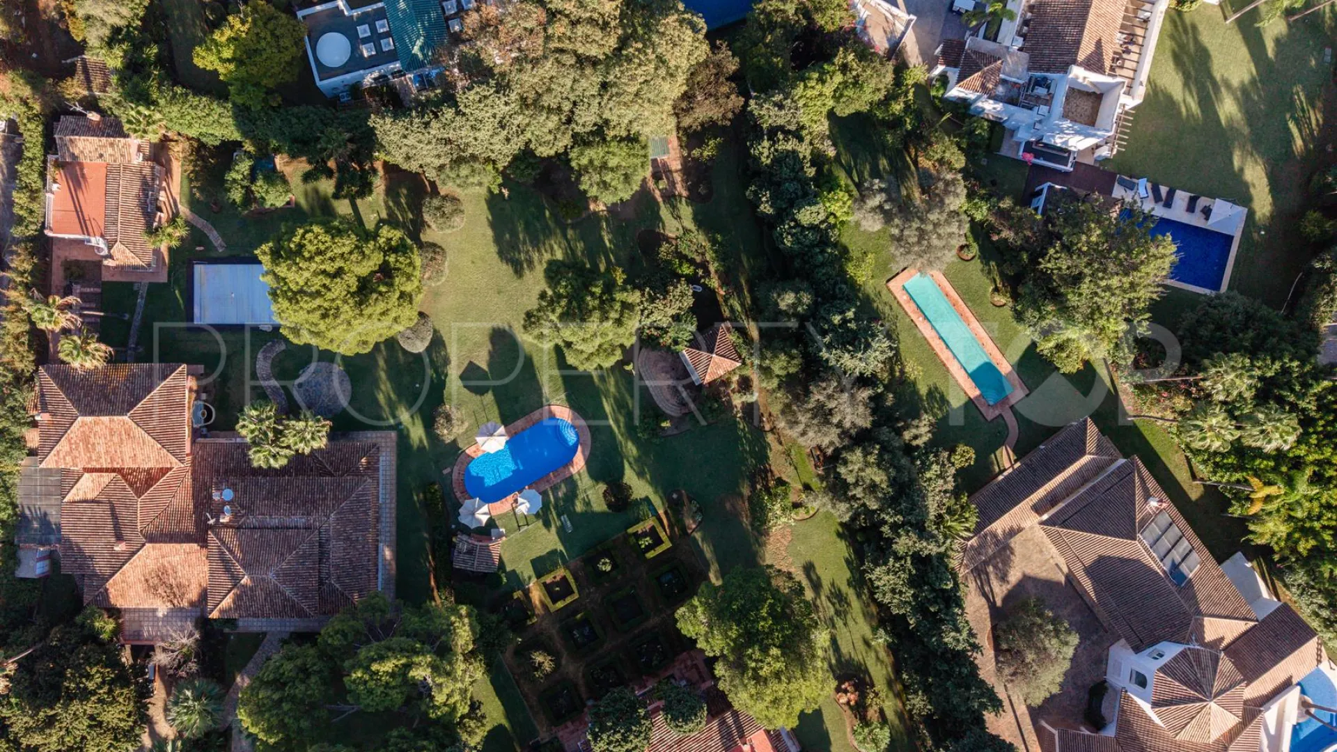 Villa en venta con 5 dormitorios en Guadalmina Baja