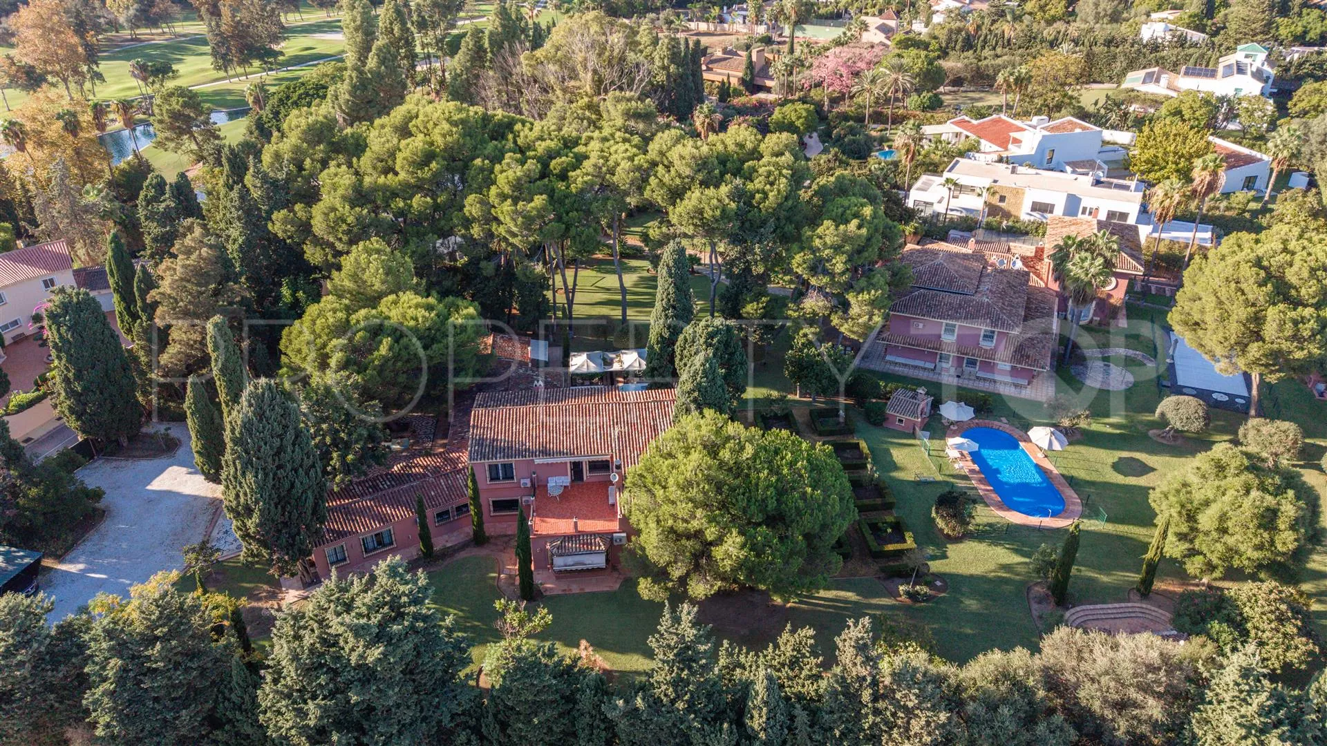 Villa en venta con 5 dormitorios en Guadalmina Baja