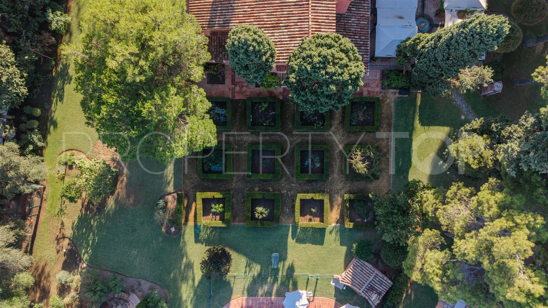 Villa en venta con 5 dormitorios en Guadalmina Baja