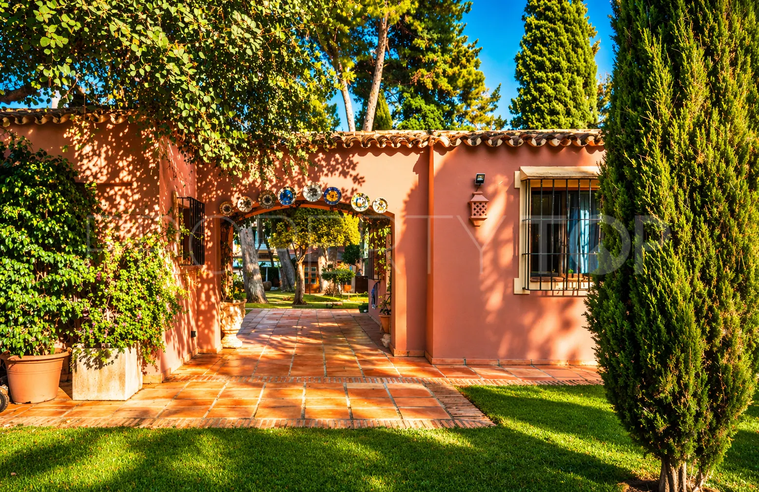 Villa en venta con 5 dormitorios en Guadalmina Baja