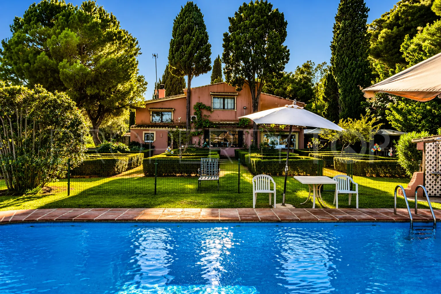 Villa en venta con 5 dormitorios en Guadalmina Baja