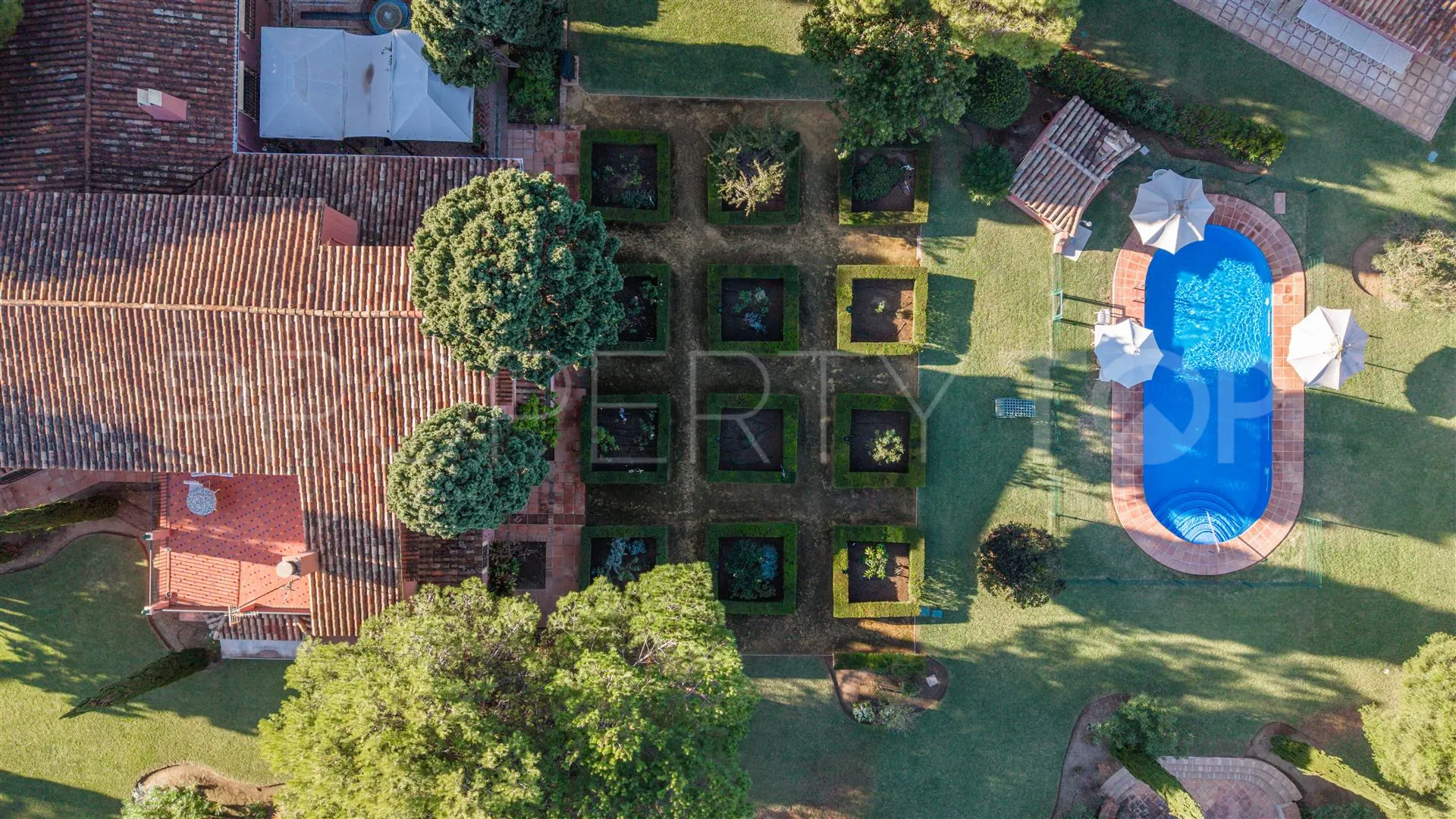 Villa en venta con 5 dormitorios en Guadalmina Baja