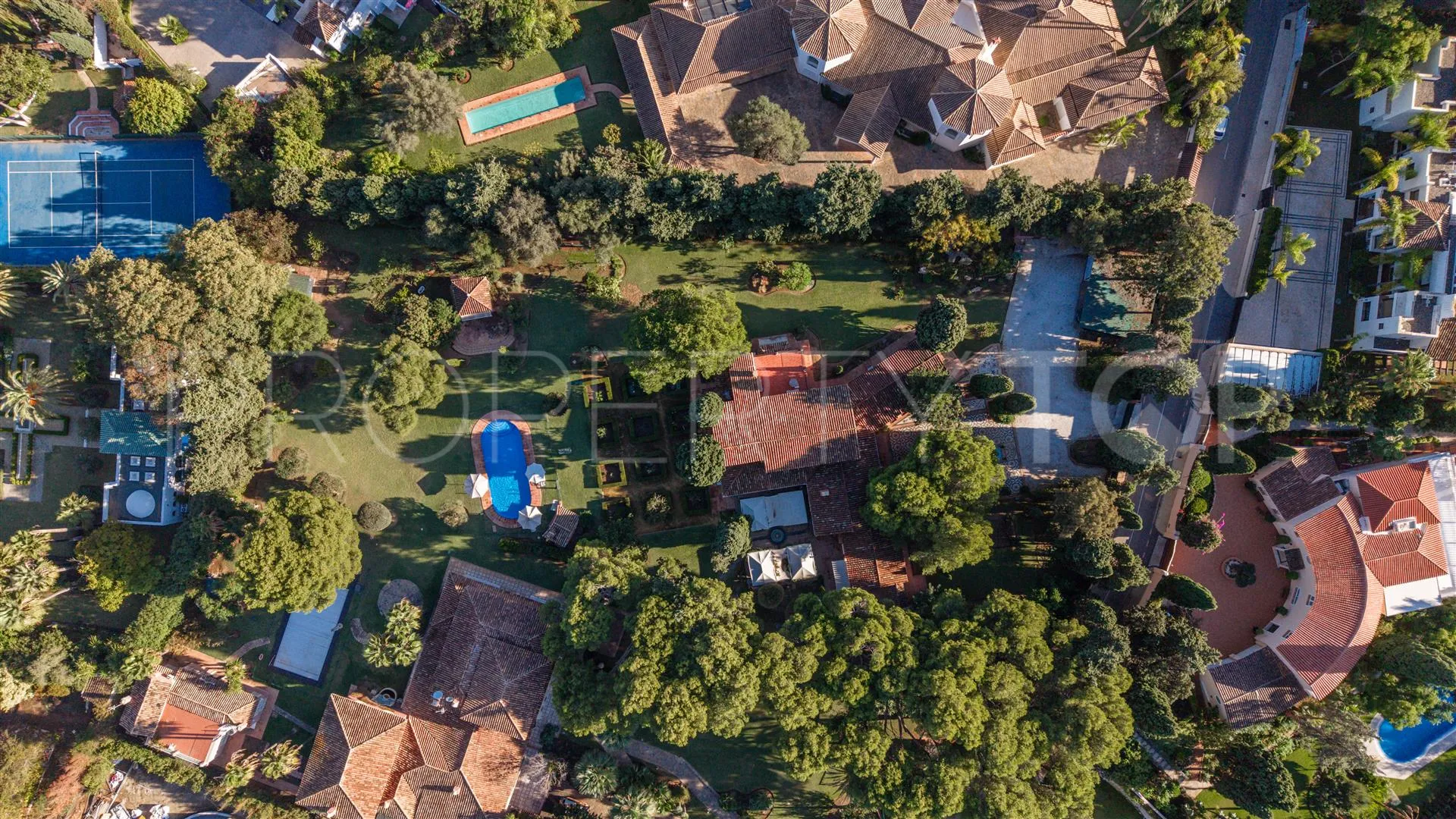 Villa en venta con 5 dormitorios en Guadalmina Baja