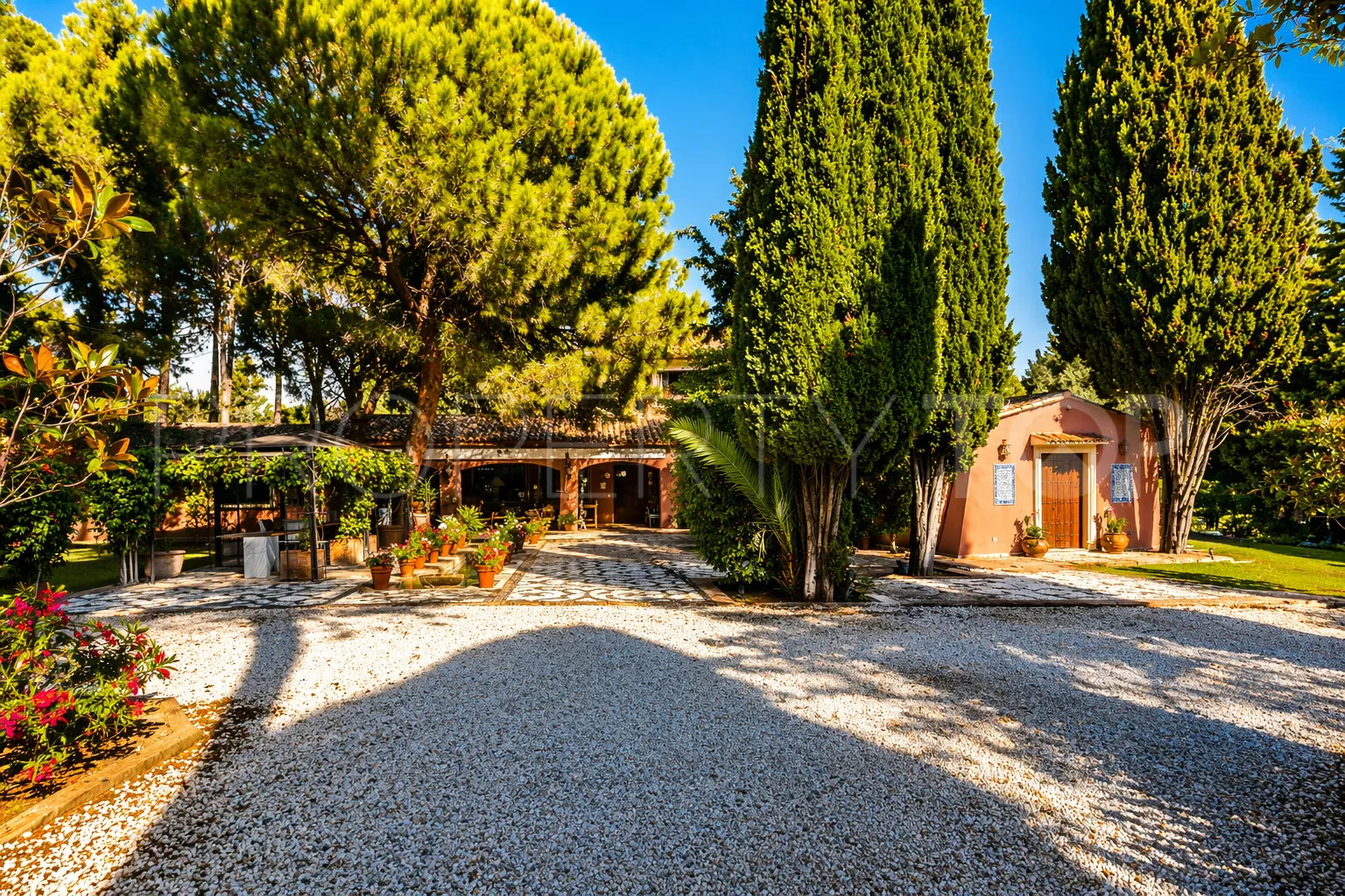 Villa en venta con 5 dormitorios en Guadalmina Baja