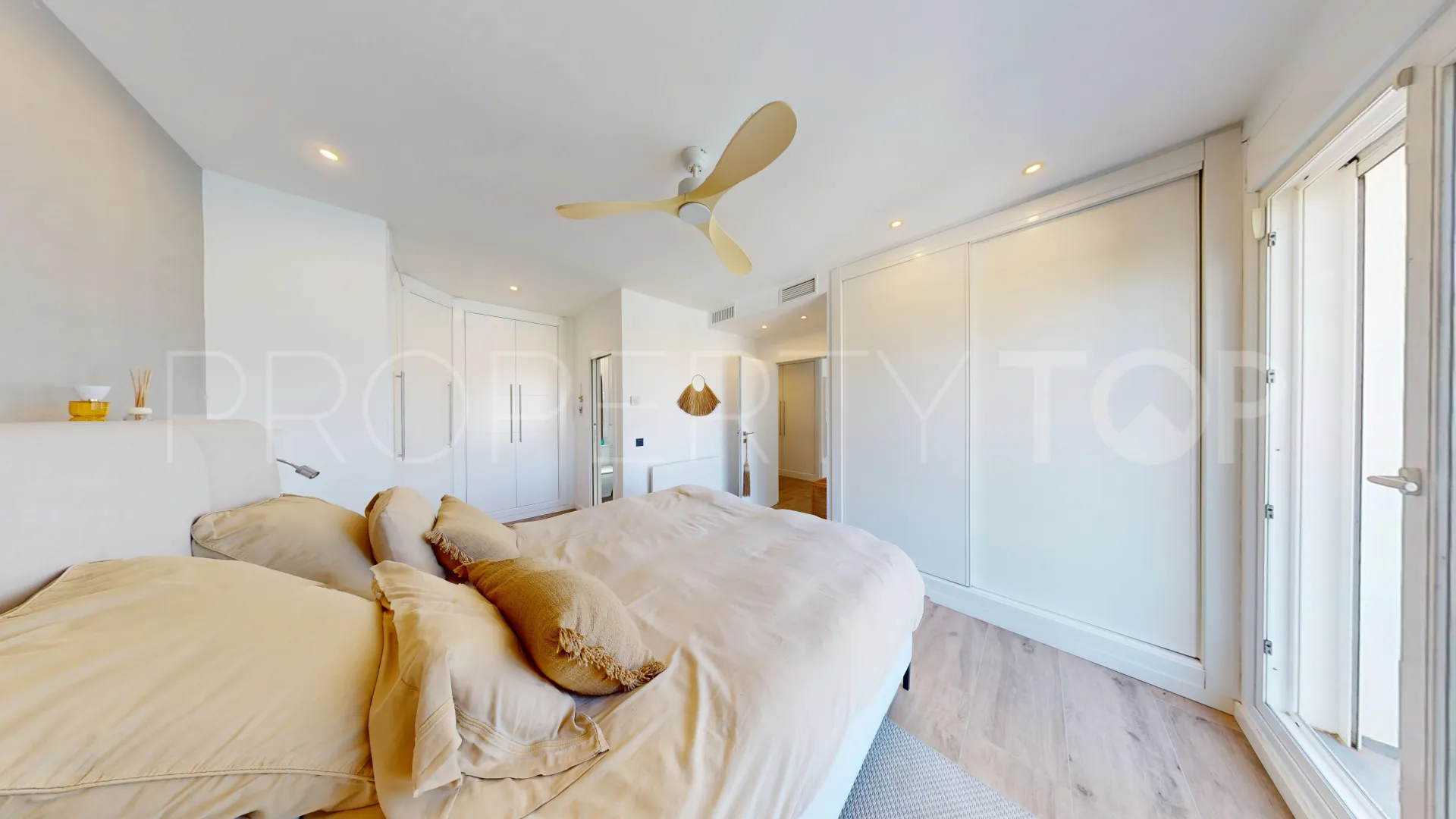 Comprar villa de 4 dormitorios en Valle del Sol